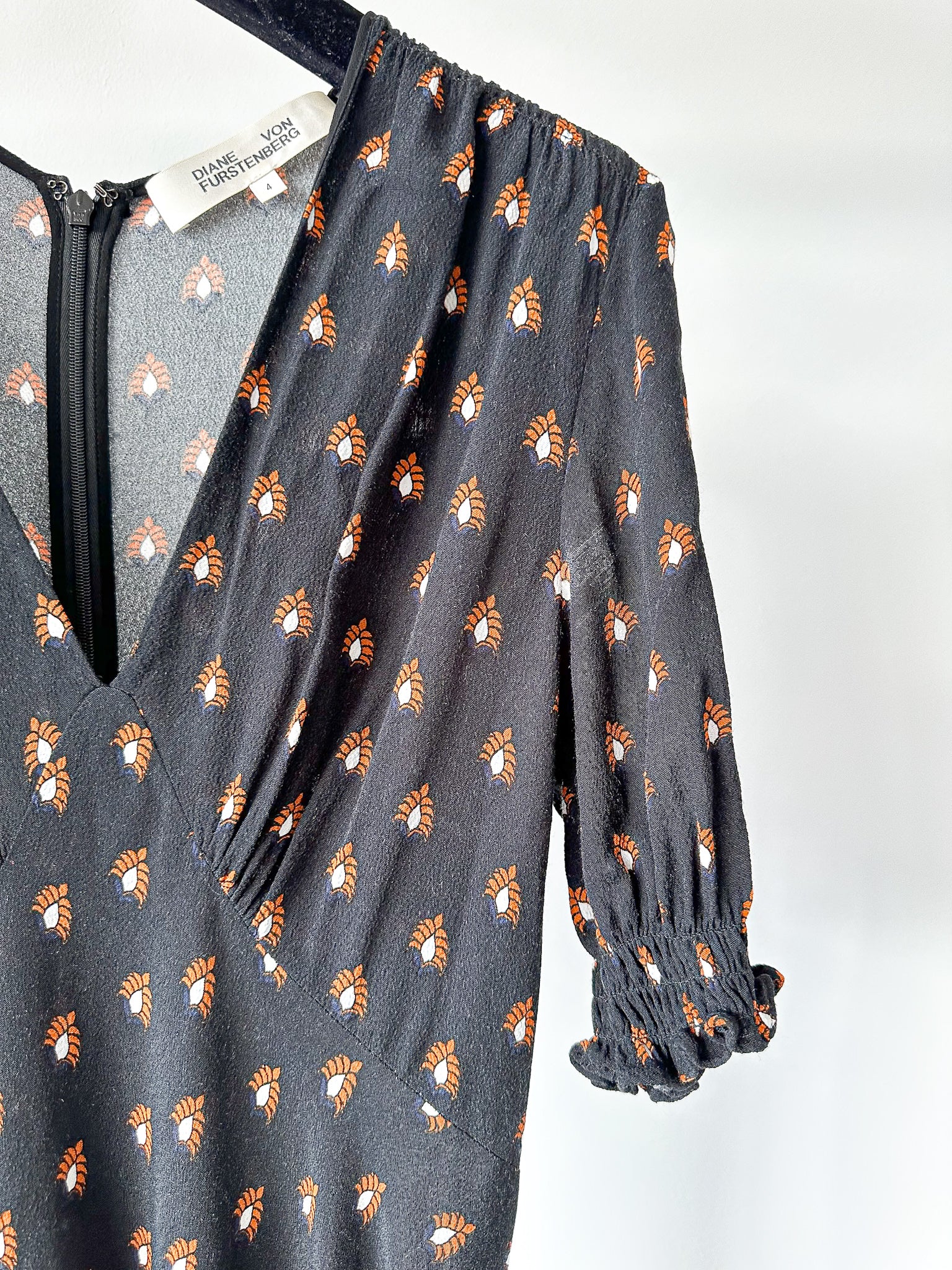 Diane Von Fursternberg Black V-Neck Crepe Printed Dress - House Of Huntington