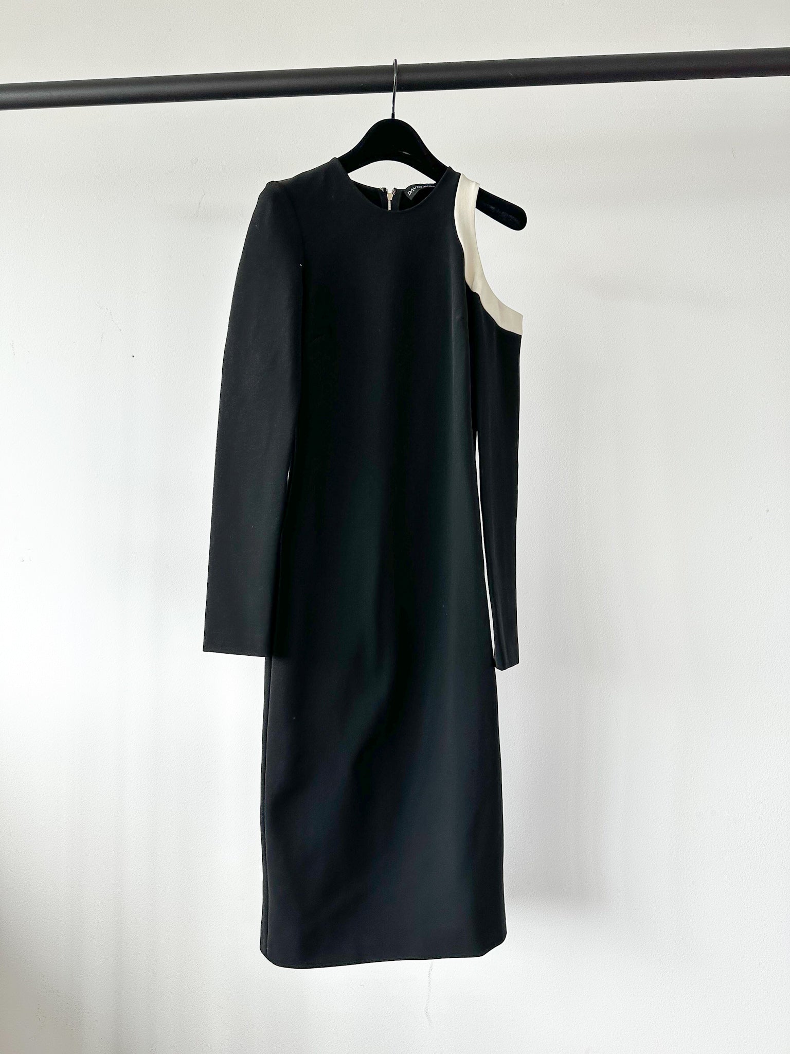 David Koma Black Cold Shoulder Long Sleeve Crepe Shift Dress – House Of Huntington David Koma Black Cold Shoulder Long Sleeve Crepe Shift Dress – House Of Huntington