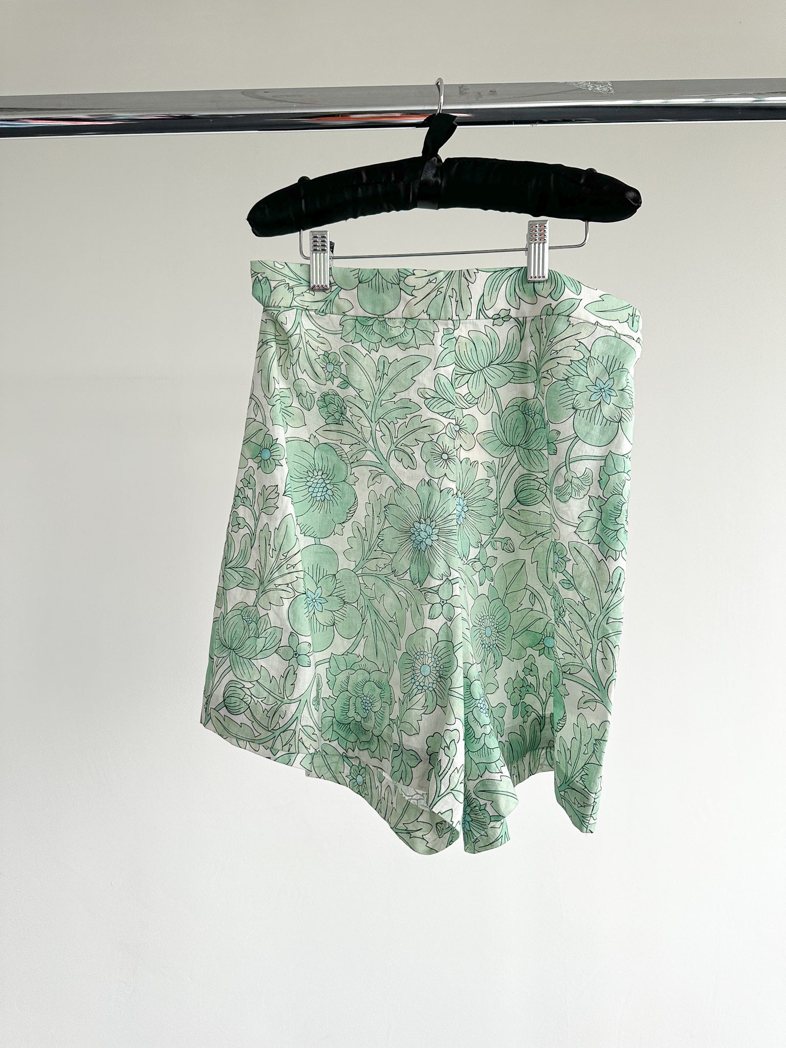 The Vampire's Wife The Persuasion Linen Floral Green High Waist Shorts - House Of Huntington