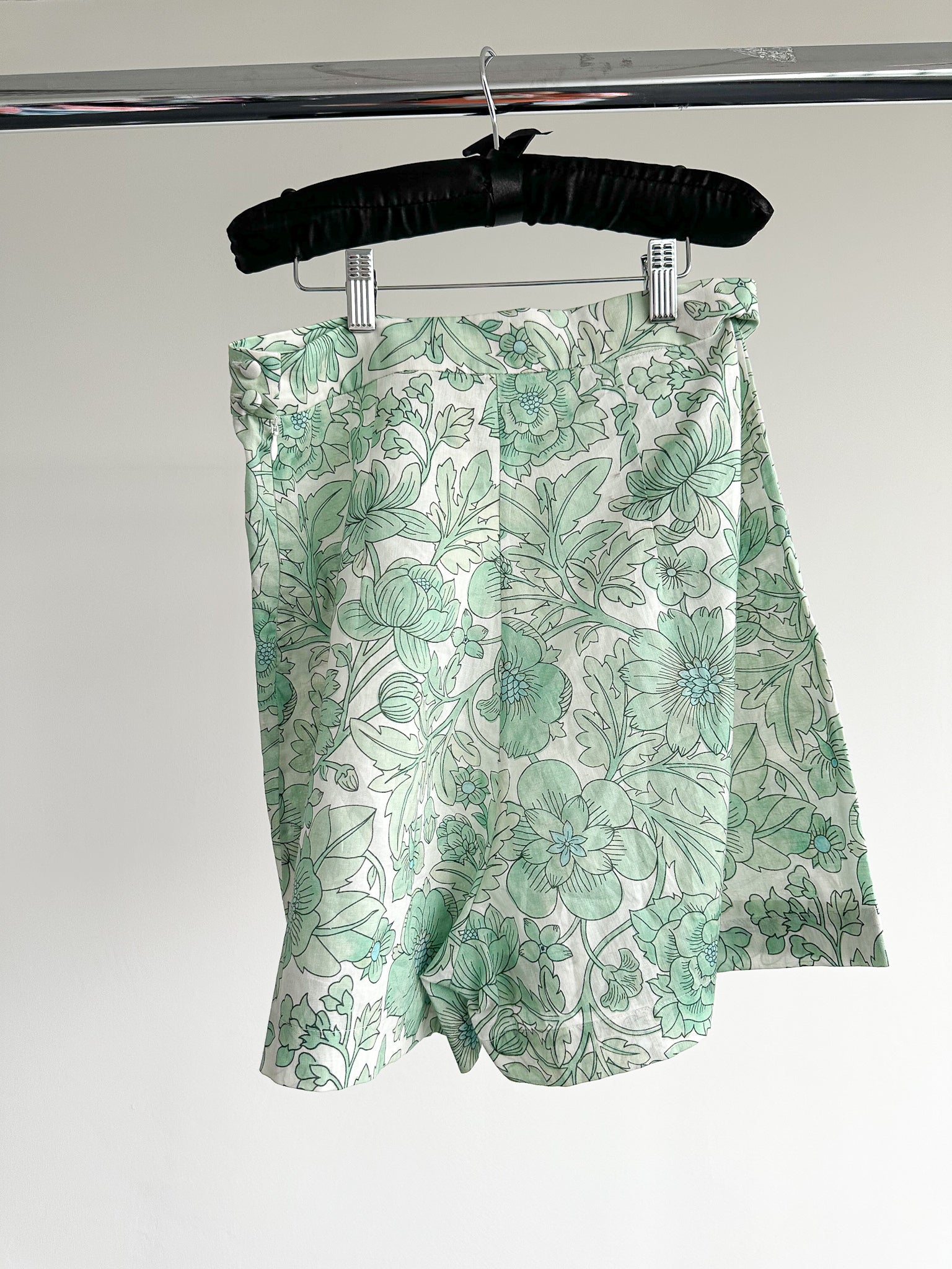 The Vampire's Wife The Persuasion Linen Floral Green High Waist Shorts - House Of Huntington