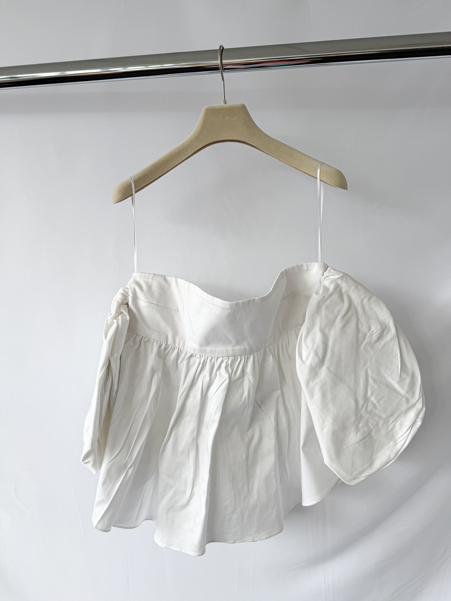 【本日限定最終価格】バルーン袖オフショルダー ホワイト トップス KIKA VARGAS ホワイト オフショルダー バルーンスリーブ タフタトップ