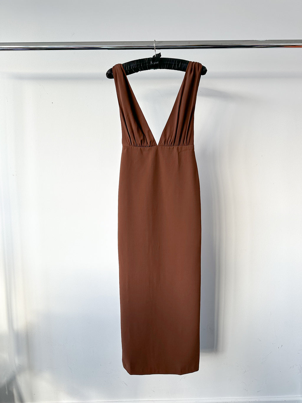 Robe marron à décolleté plongeant Reformation x Laura Harrier Velda