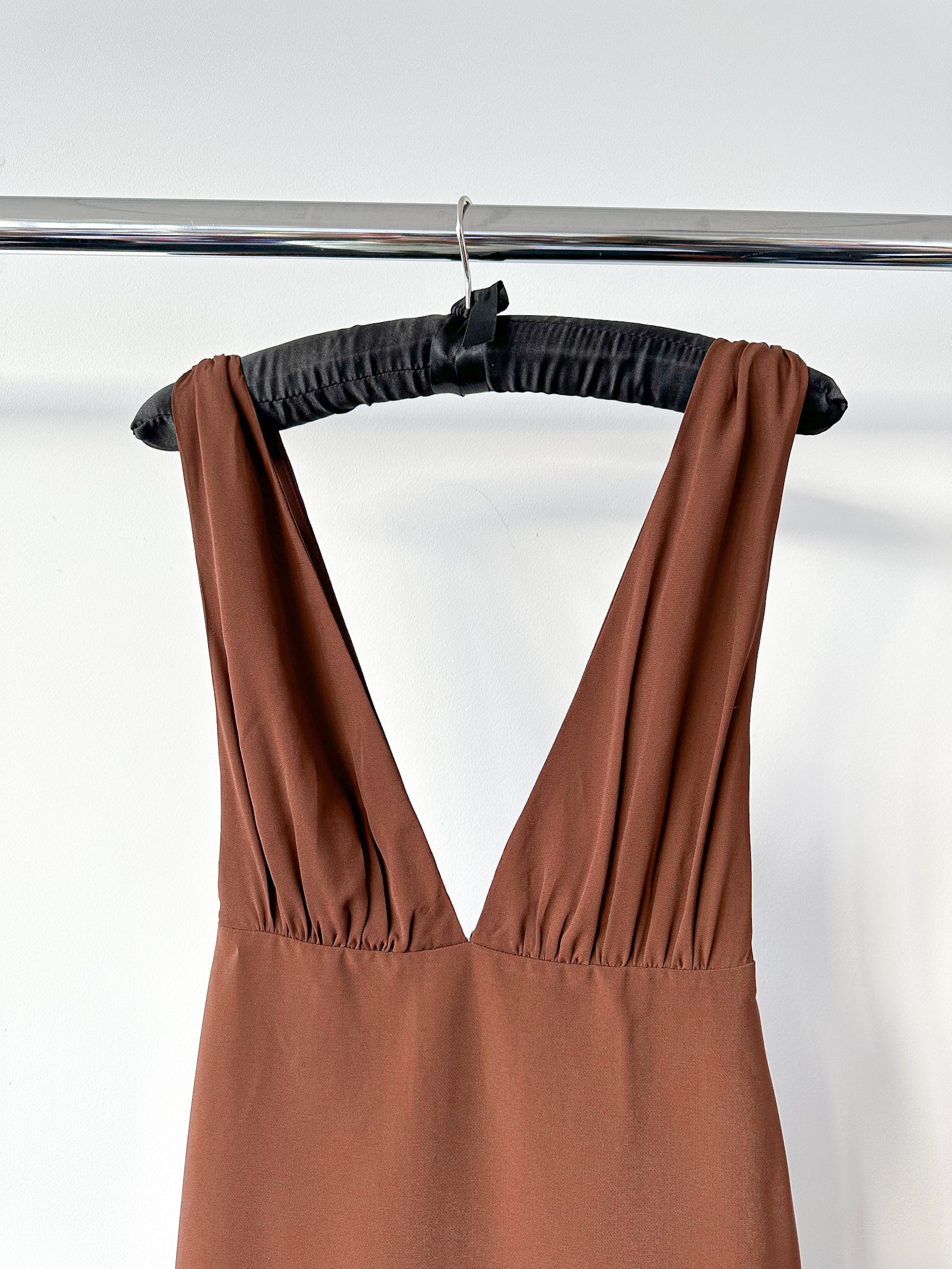 Robe marron à décolleté plongeant Reformation x Laura Harrier Velda