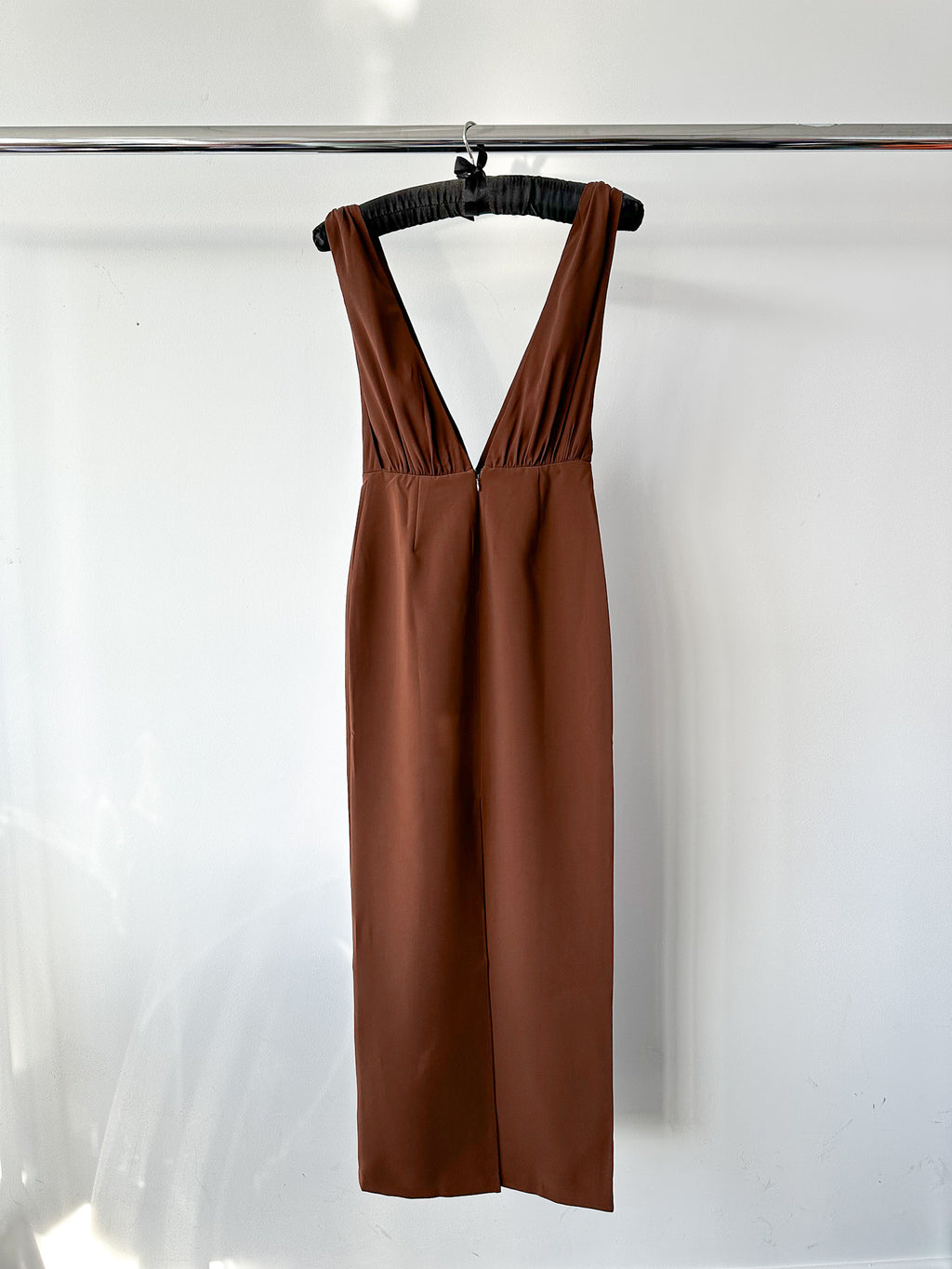 Robe marron à décolleté plongeant Reformation x Laura Harrier Velda