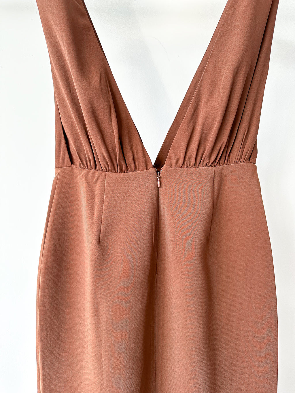 Robe marron à décolleté plongeant Reformation x Laura Harrier Velda