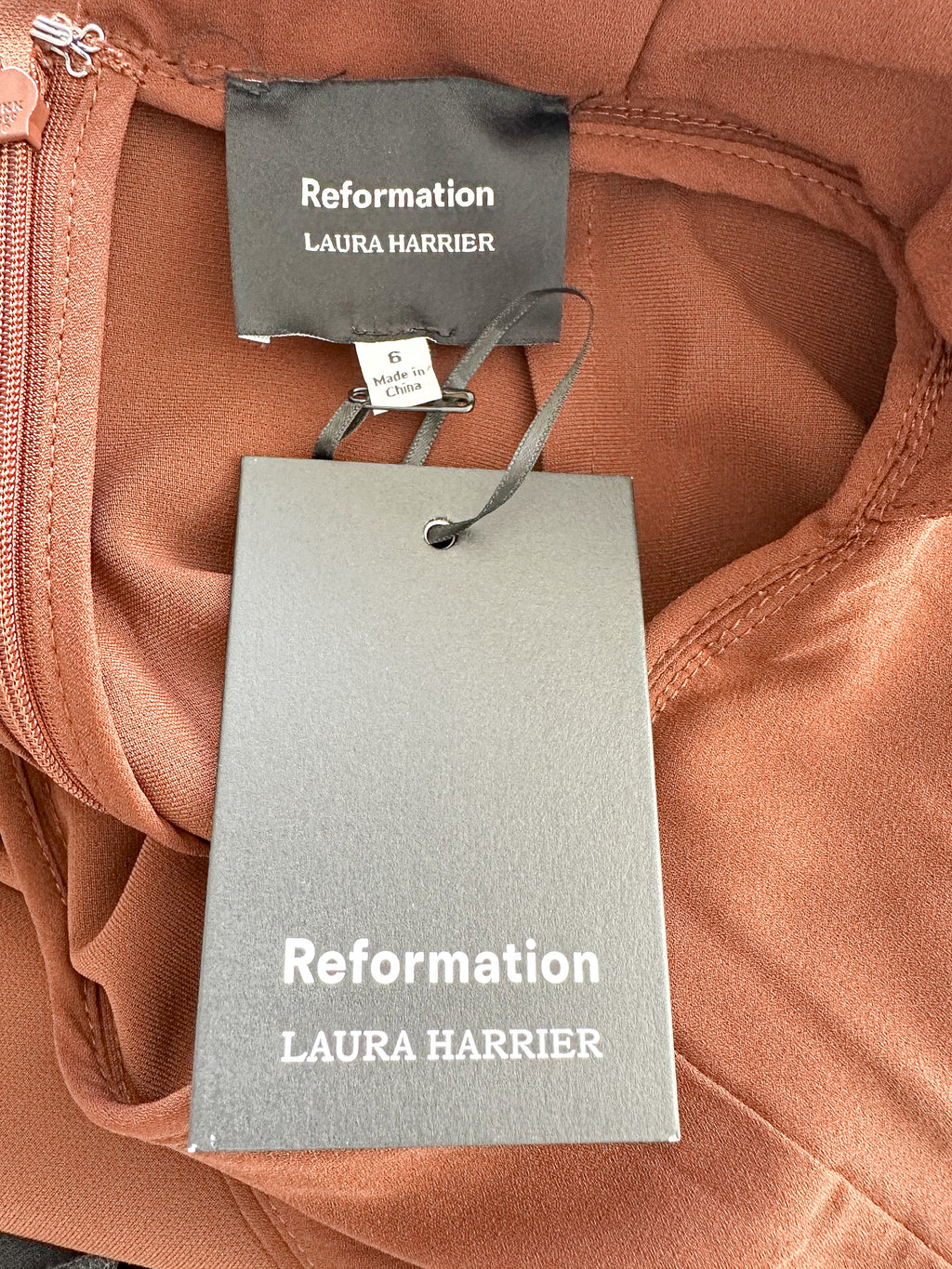 Robe marron à décolleté plongeant Reformation x Laura Harrier Velda