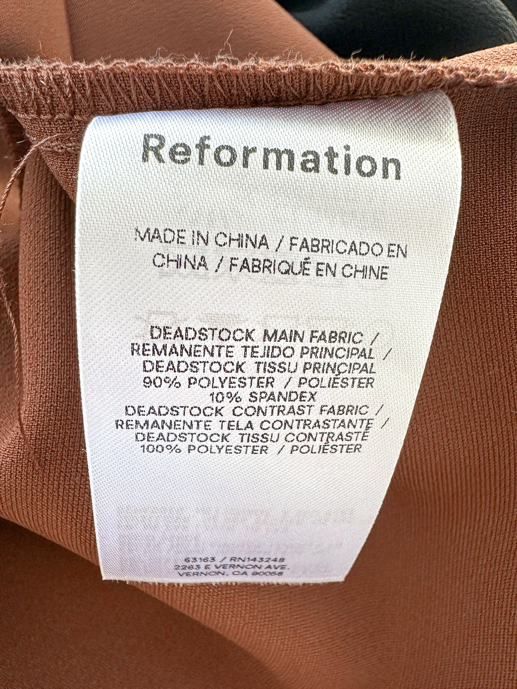 Robe marron à décolleté plongeant Reformation x Laura Harrier Velda