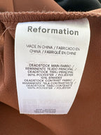 Robe marron à décolleté plongeant Reformation x Laura Harrier Velda