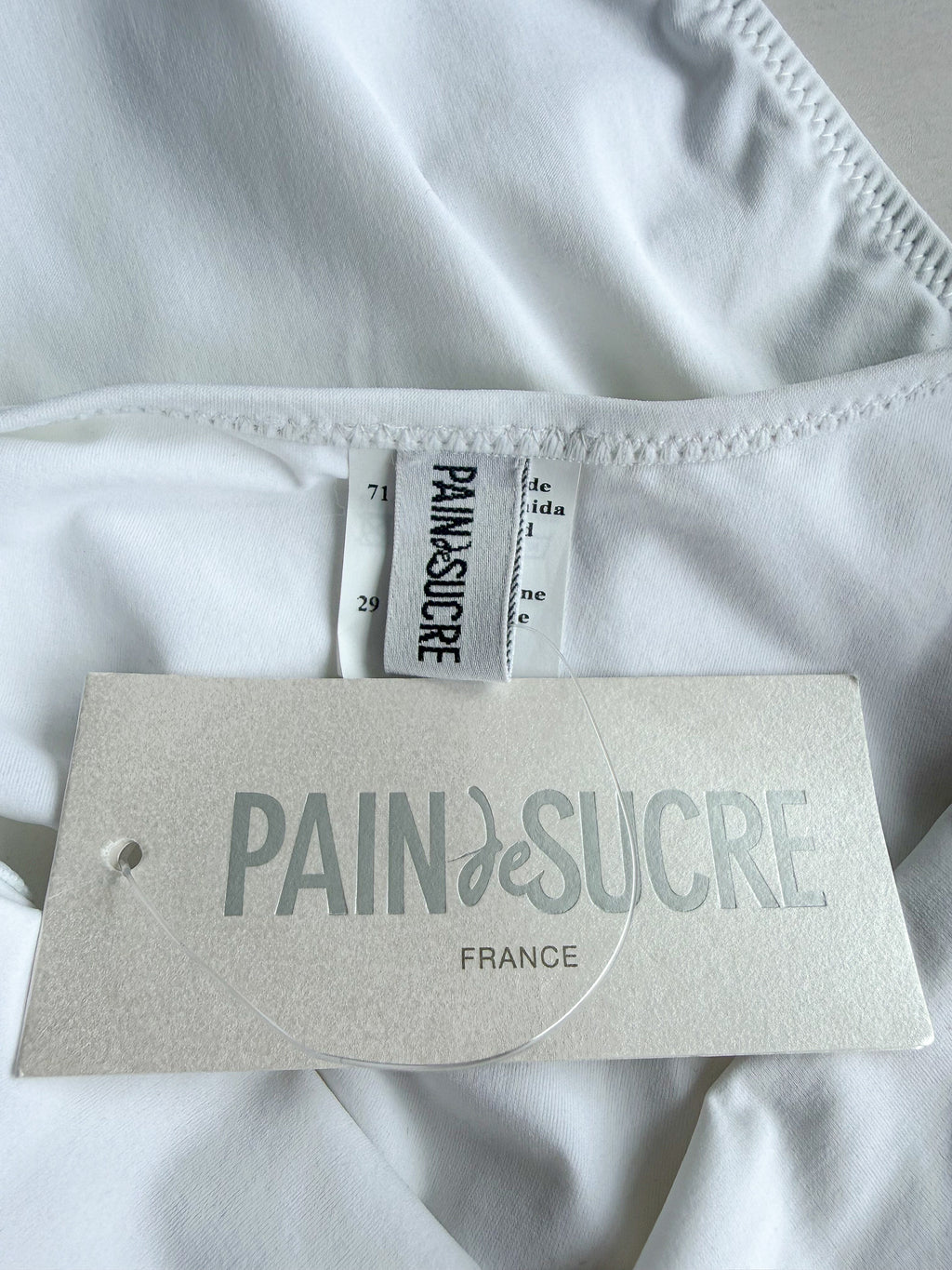 Pain désçère label on a white garment