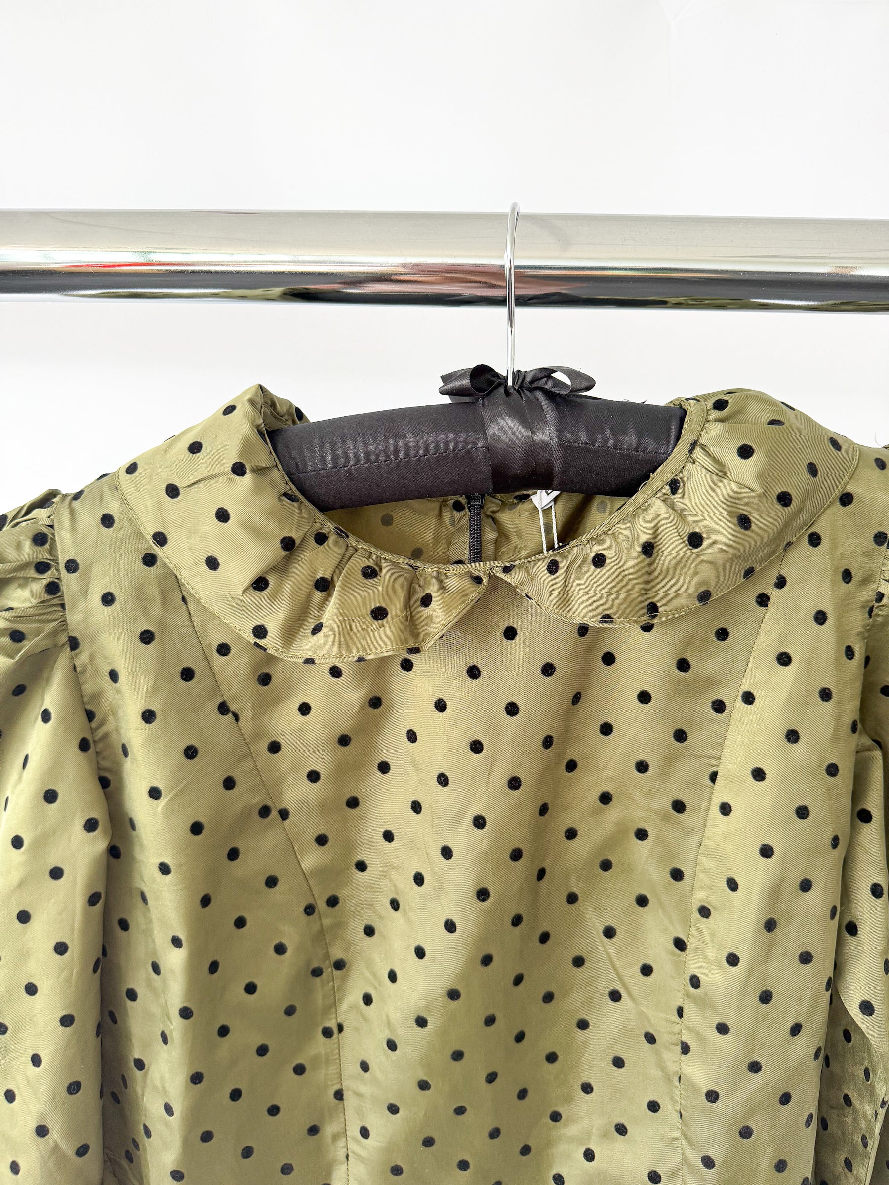 Batsheva Olivgrünes Prairie-Minikleid mit Tupfenmuster