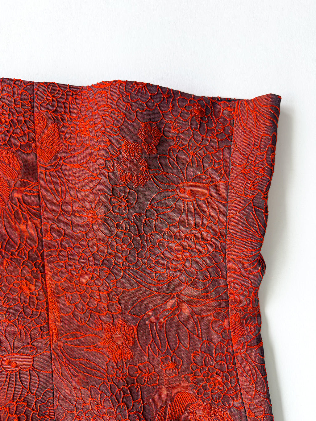 Reformation Giorgia Trägerloses Oberteil aus rotem Blumen-Jacquard