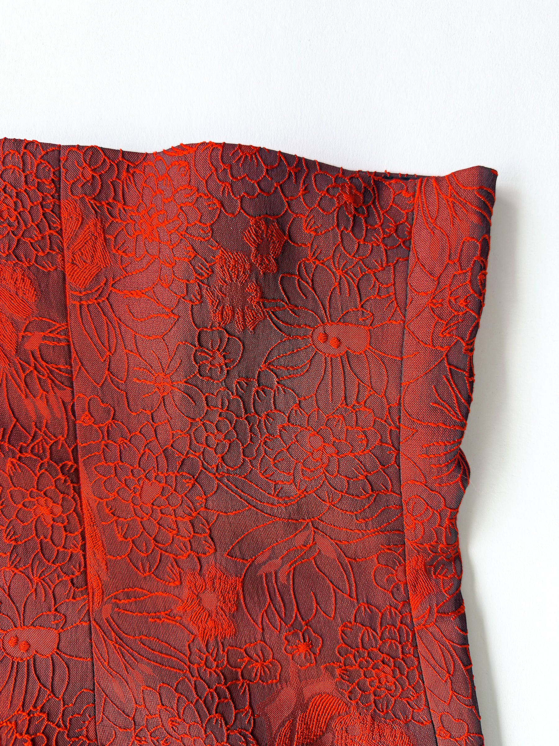 Reformation Giorgia Trägerloses Oberteil aus rotem Blumen-Jacquard