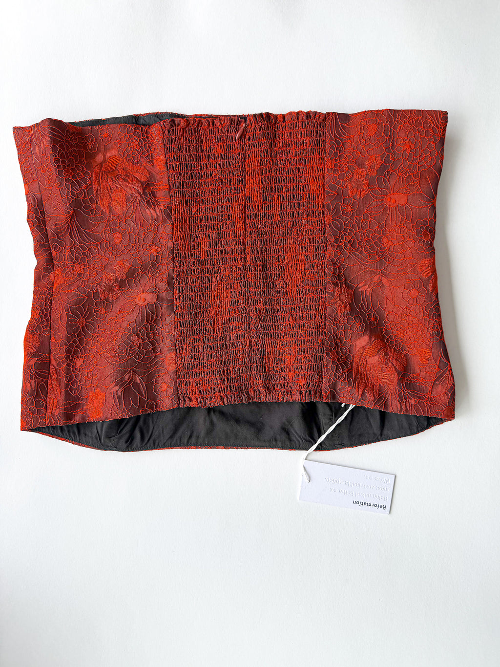Reformation Giorgia Trägerloses Oberteil aus rotem Blumen-Jacquard