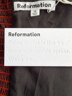 Reformation Giorgia Trägerloses Oberteil aus rotem Blumen-Jacquard