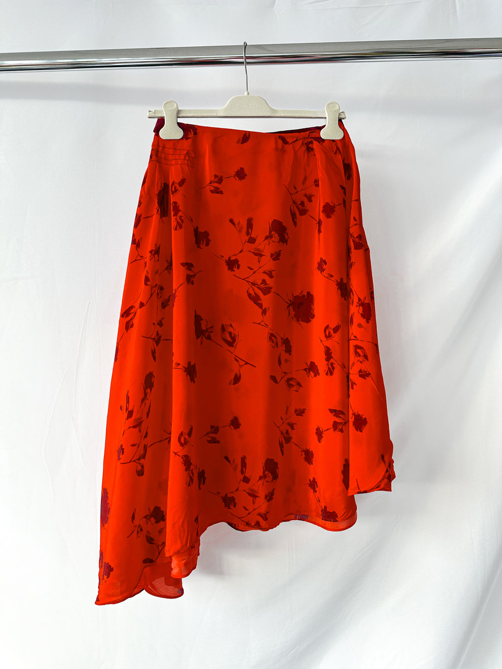 Jupe Yolanda asymétrique à fleurs rouges Preen Line