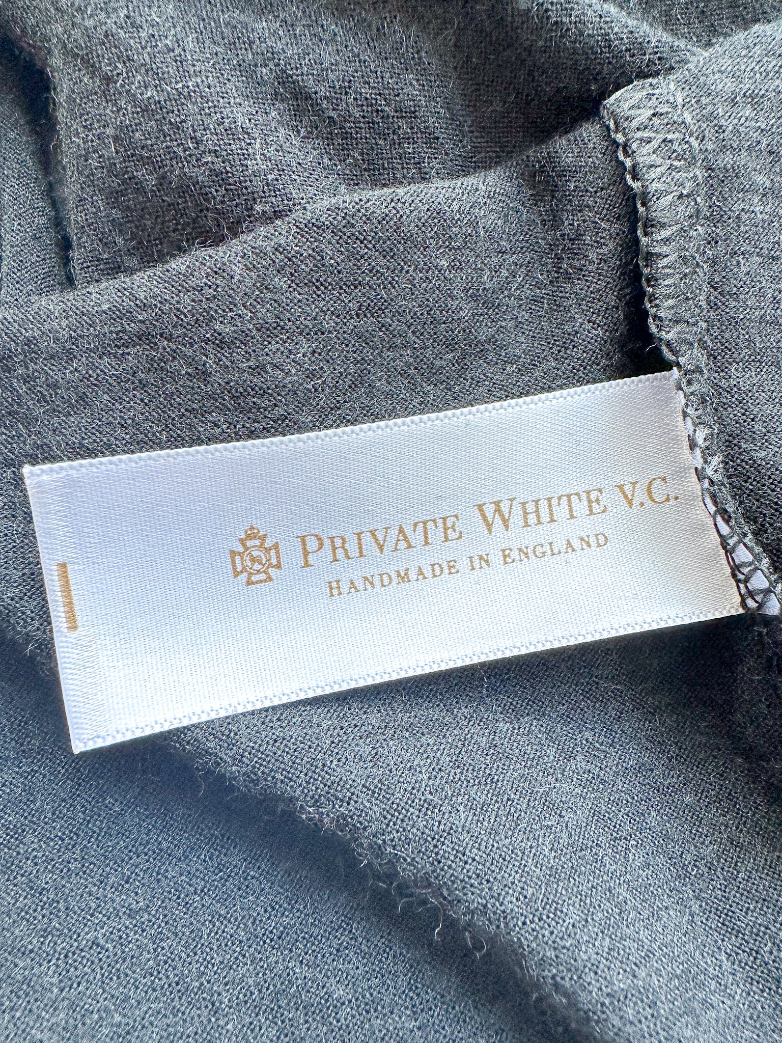 Private White VC Pullover aus Merinowolle, dunkelgrau, Rollkragen