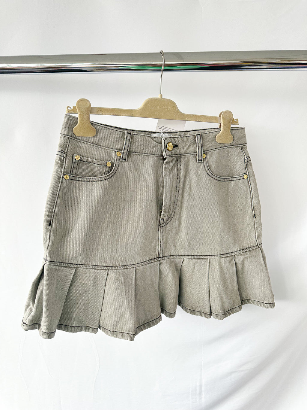 Mini-jupe Ganni grise preppy à ourlet plissé et patch logo