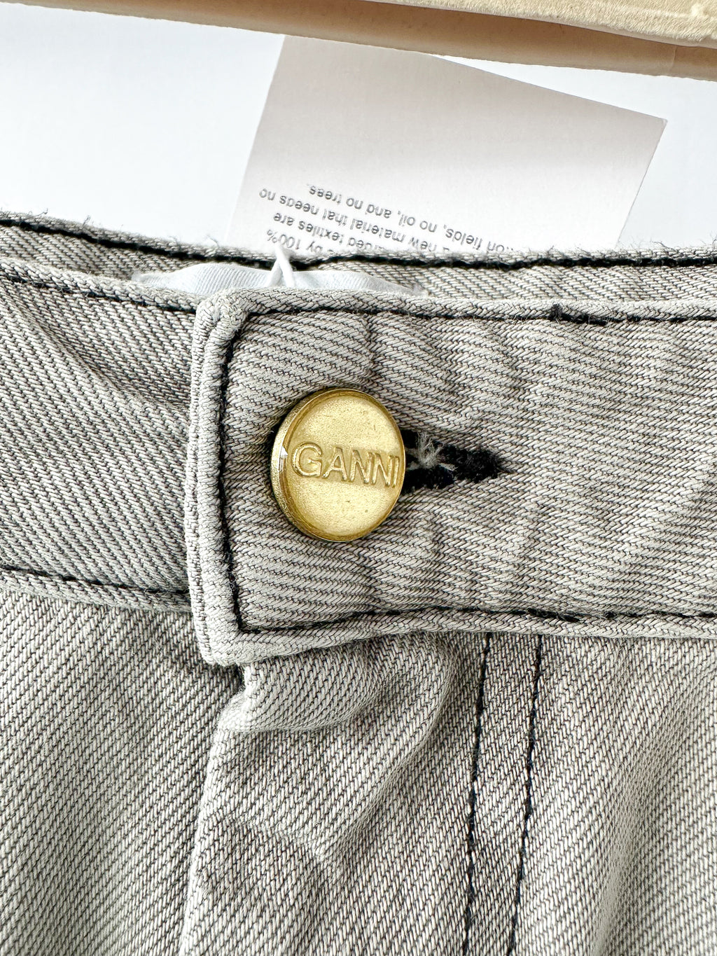 Mini-jupe Ganni grise preppy à ourlet plissé et patch logo