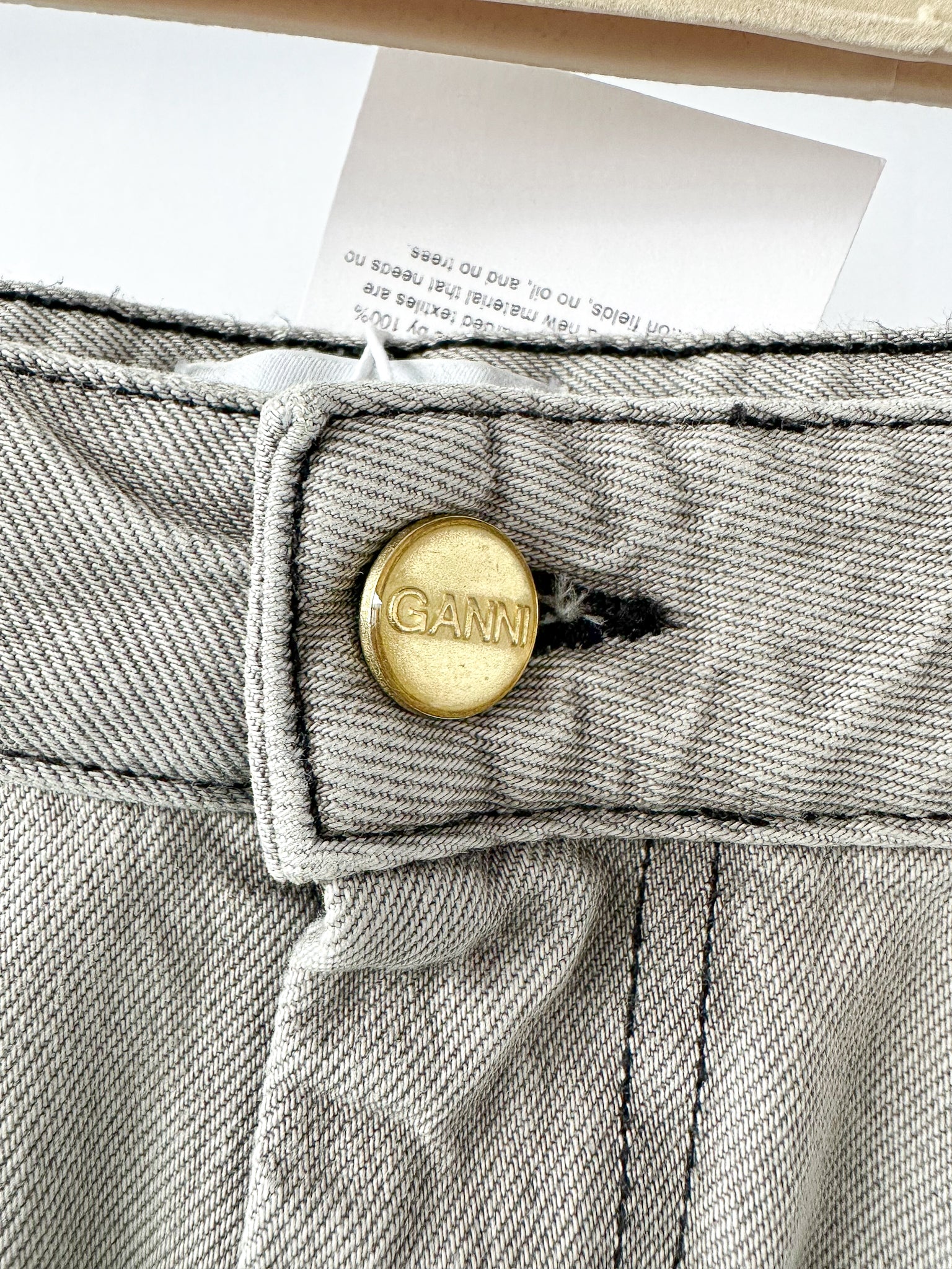 Mini-jupe Ganni grise preppy à ourlet plissé et patch logo