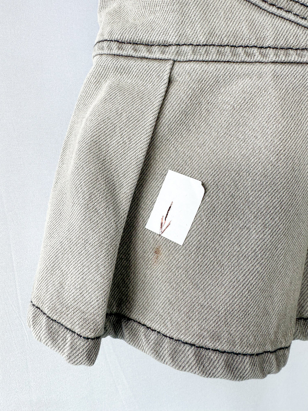 Mini-jupe Ganni grise preppy à ourlet plissé et patch logo