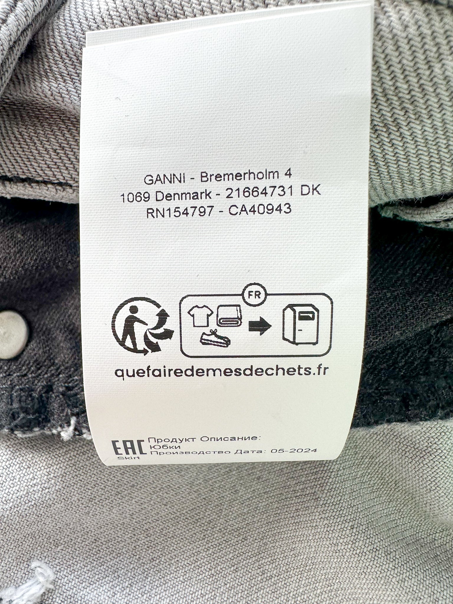 Mini-jupe Ganni grise preppy à ourlet plissé et patch logo