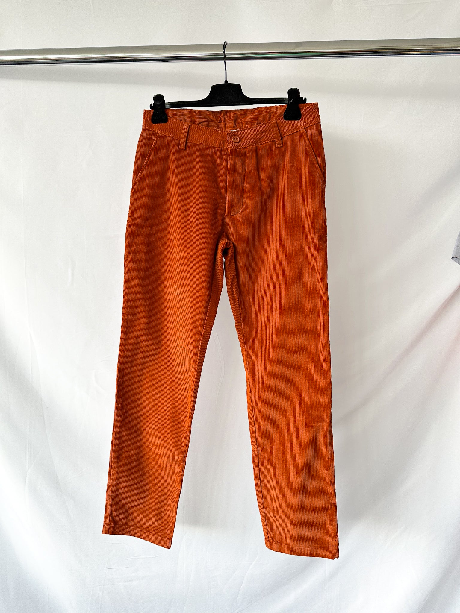 Folk – Stanley – Schmal zulaufende Cordhose in Rostrot