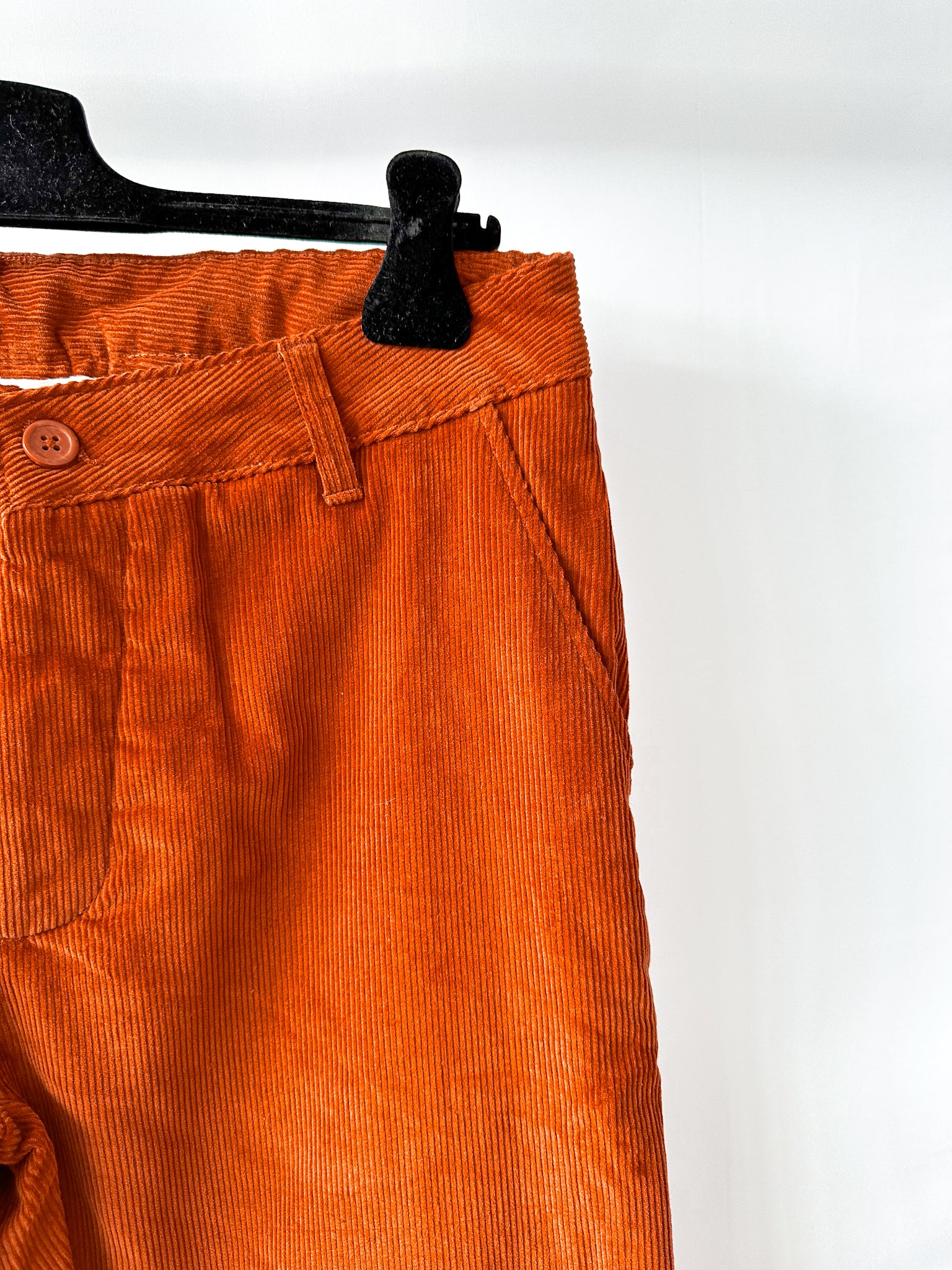 Folk – Stanley – Schmal zulaufende Cordhose in Rostrot