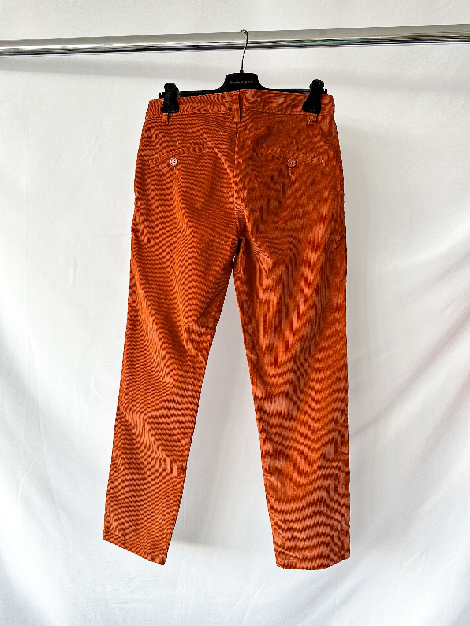 Folk – Stanley – Schmal zulaufende Cordhose in Rostrot