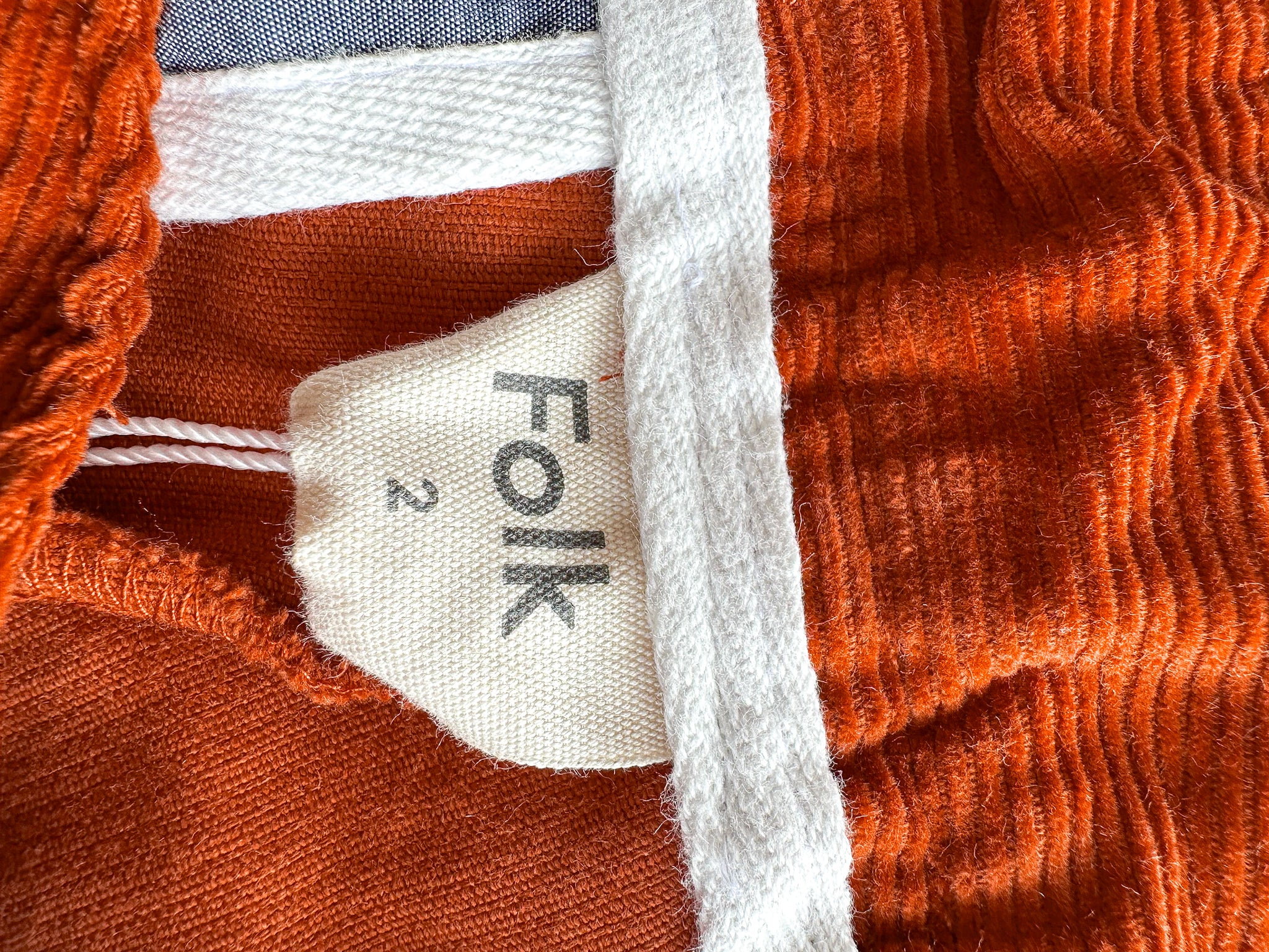 Folk – Stanley – Schmal zulaufende Cordhose in Rostrot