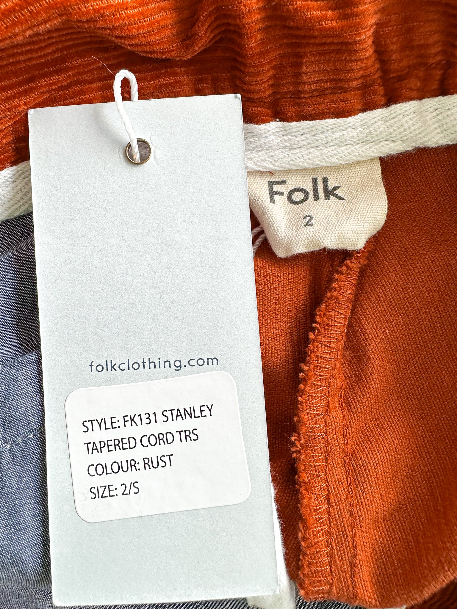 Folk – Stanley – Schmal zulaufende Cordhose in Rostrot