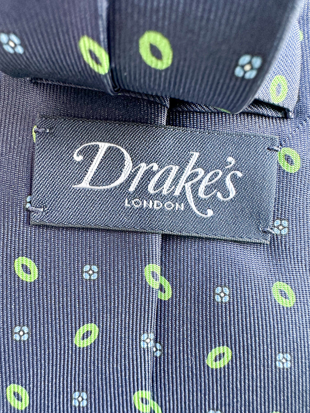 Drake's Marineblaue Seidenkrawatte mit grün-blauem Blumenkreis-Print