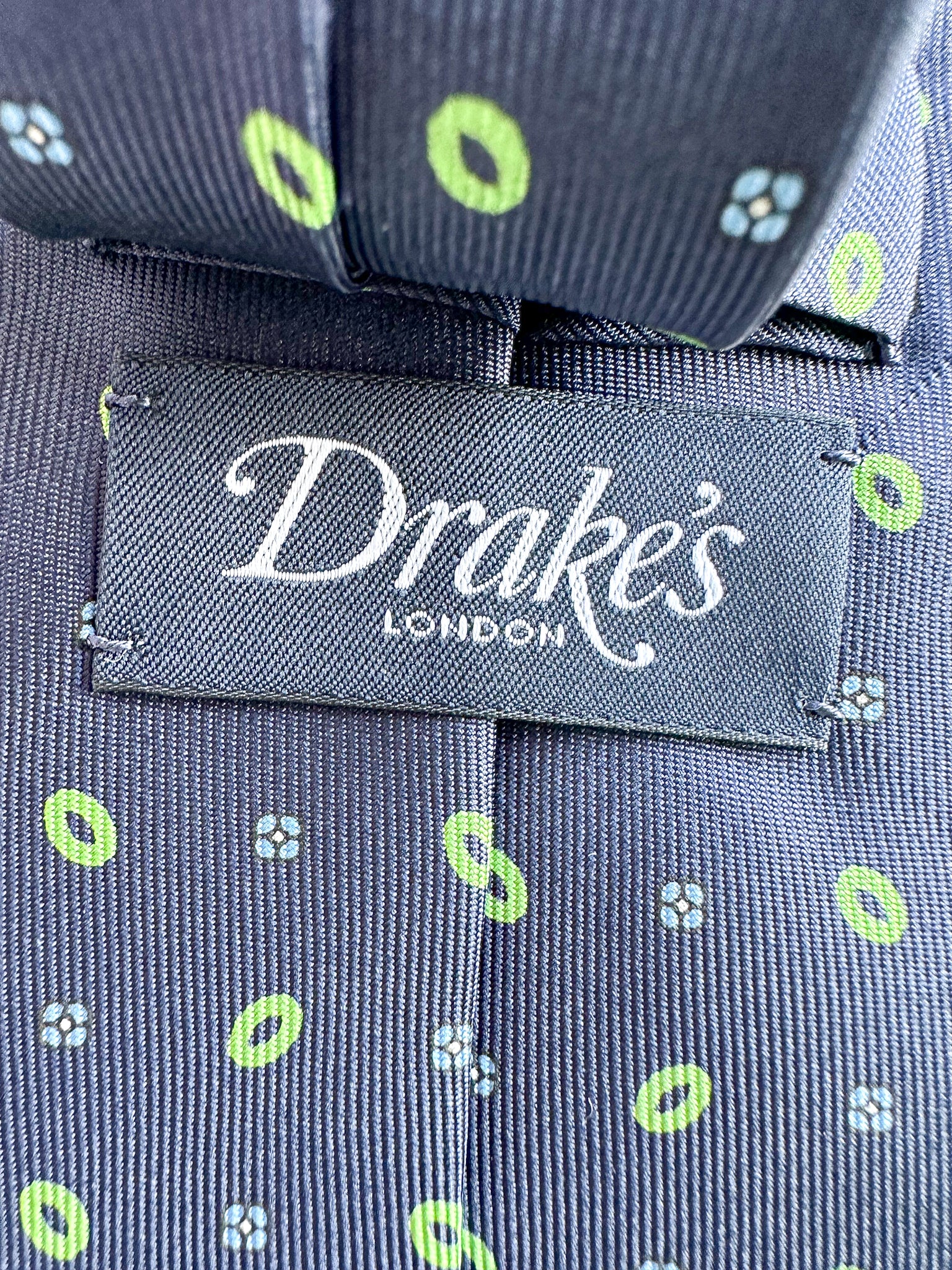 Drake's Marineblaue Seidenkrawatte mit grün-blauem Blumenkreis-Print