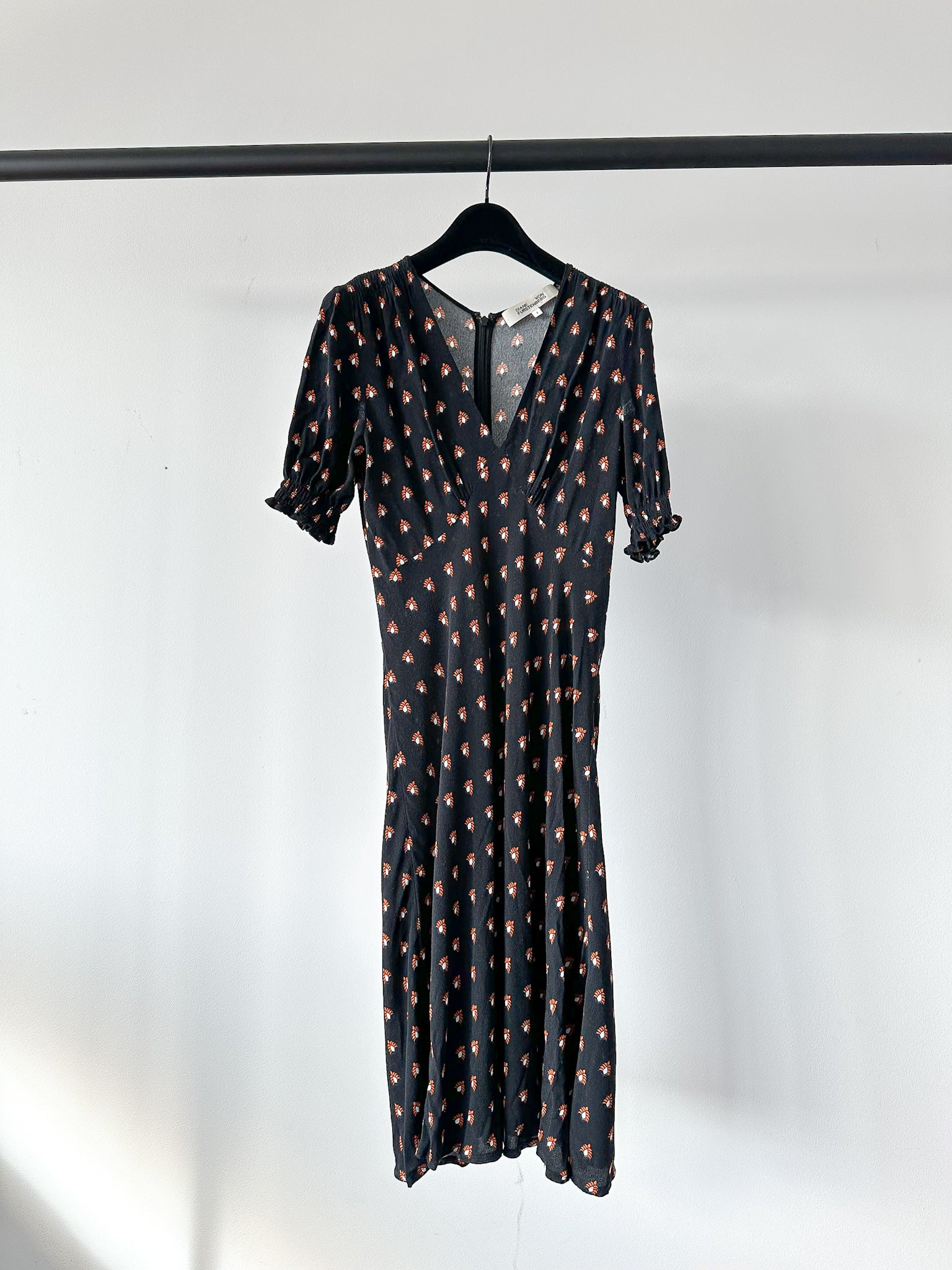 Diane Von Fursternberg Black V-Neck Crepe Printed Dress - House Of Huntington