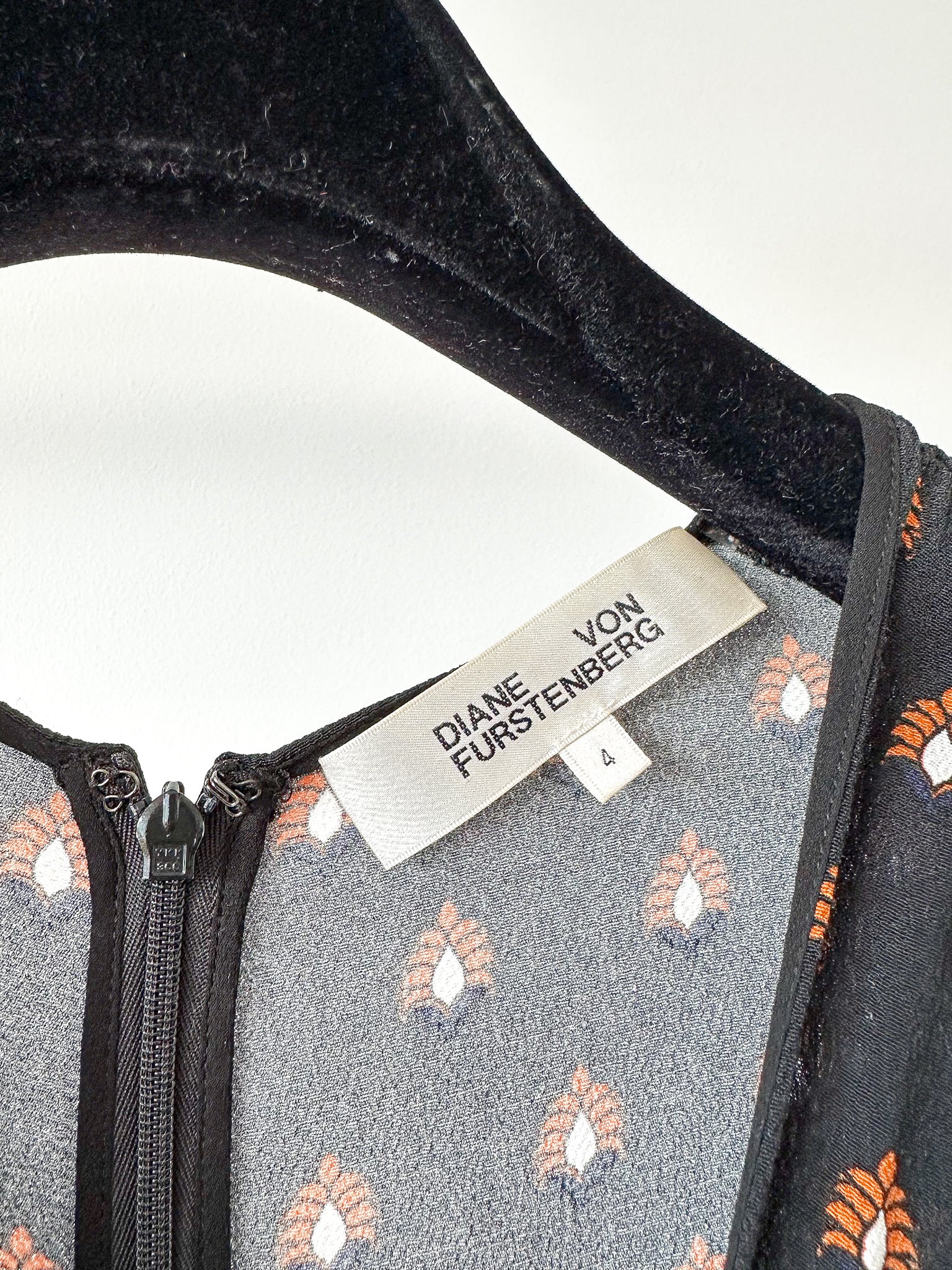 Diane Von Fursternberg Black V-Neck Crepe Printed Dress - House Of Huntington