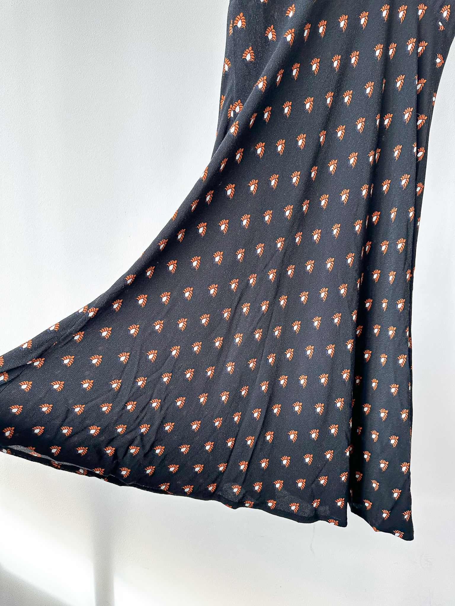 Diane Von Fursternberg Black V-Neck Crepe Printed Dress - House Of Huntington
