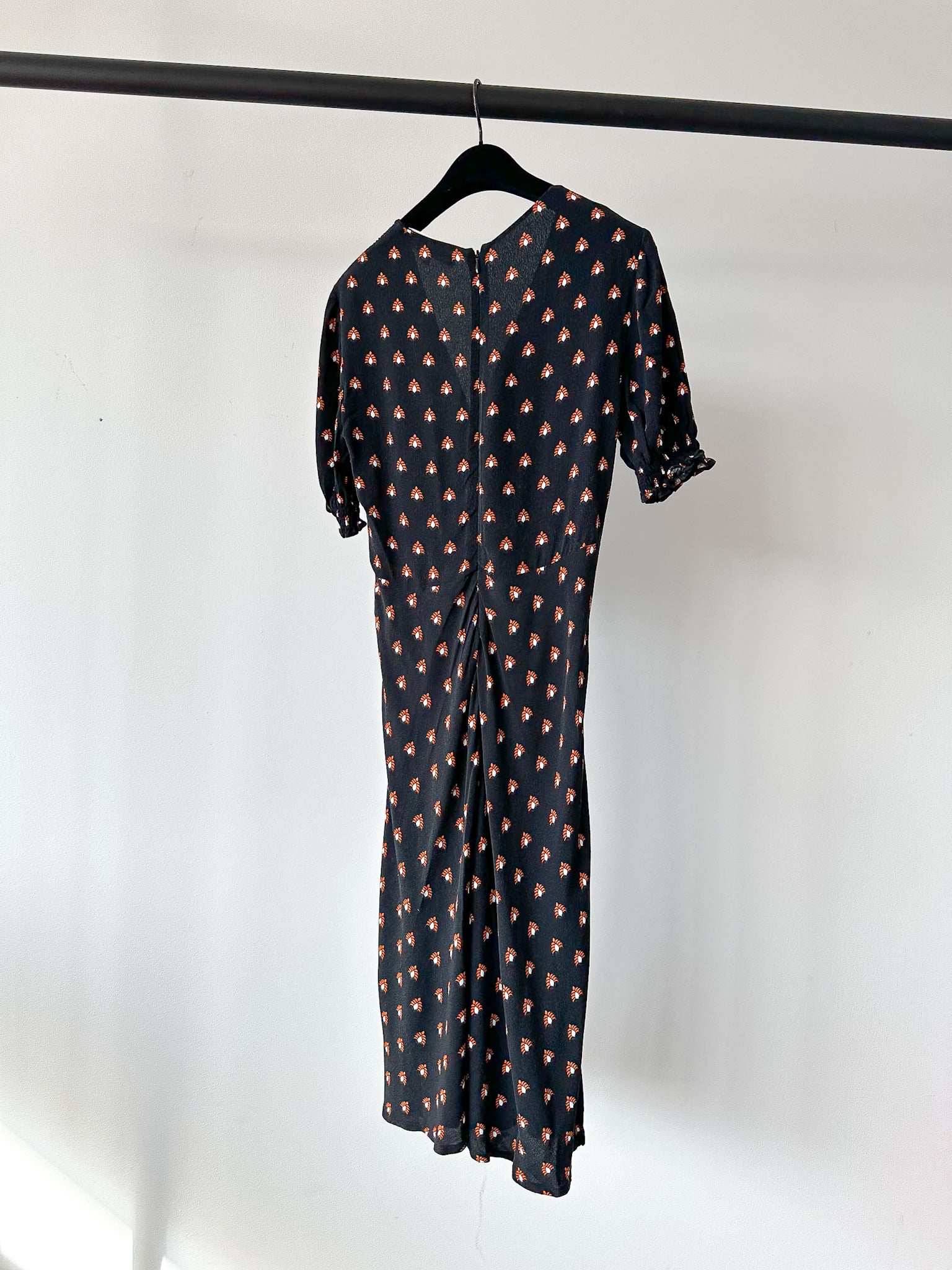 Diane Von Fursternberg Black V-Neck Crepe Printed Dress - House Of Huntington