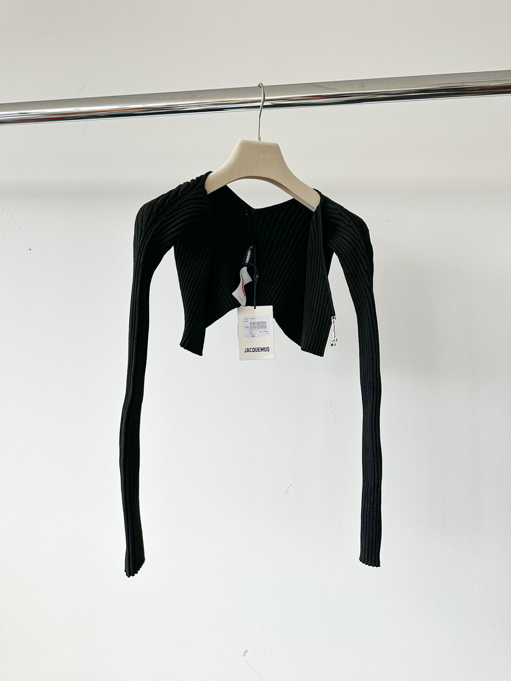 Cardigan court à lien et pendentif logo noir Jacquemus La Maille Pralu