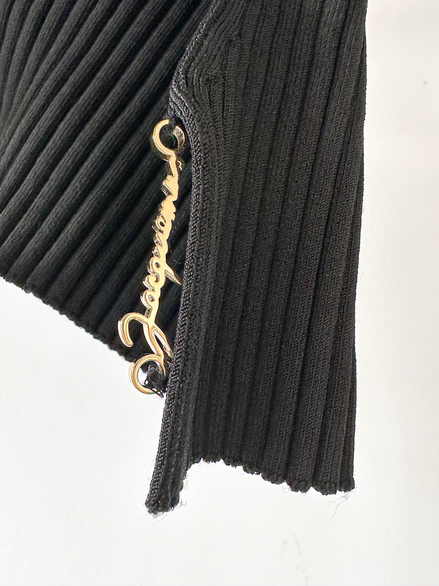 Cardigan court à lien et pendentif logo noir Jacquemus La Maille Pralu