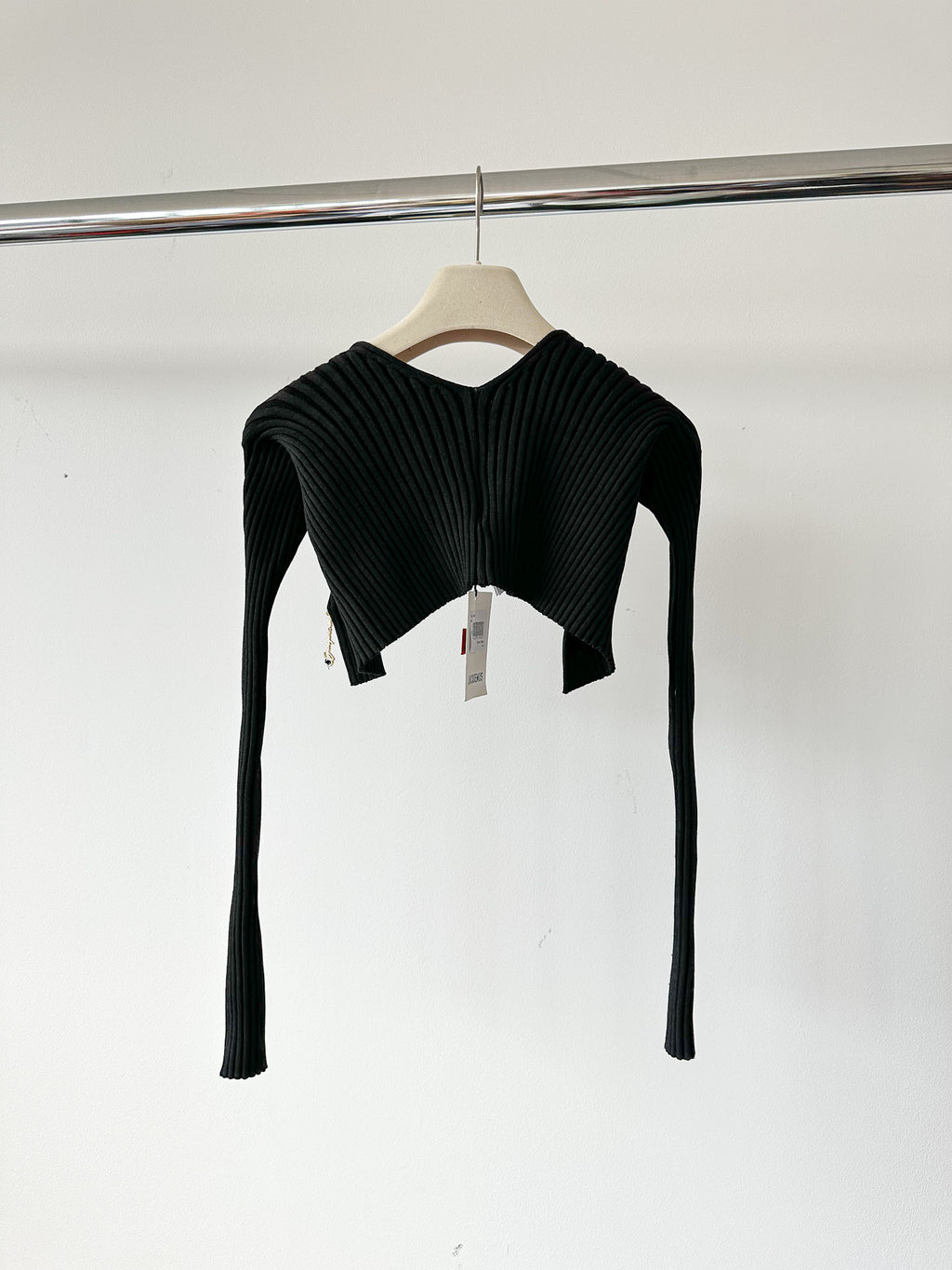 Cardigan court à lien et pendentif logo noir Jacquemus La Maille Pralu