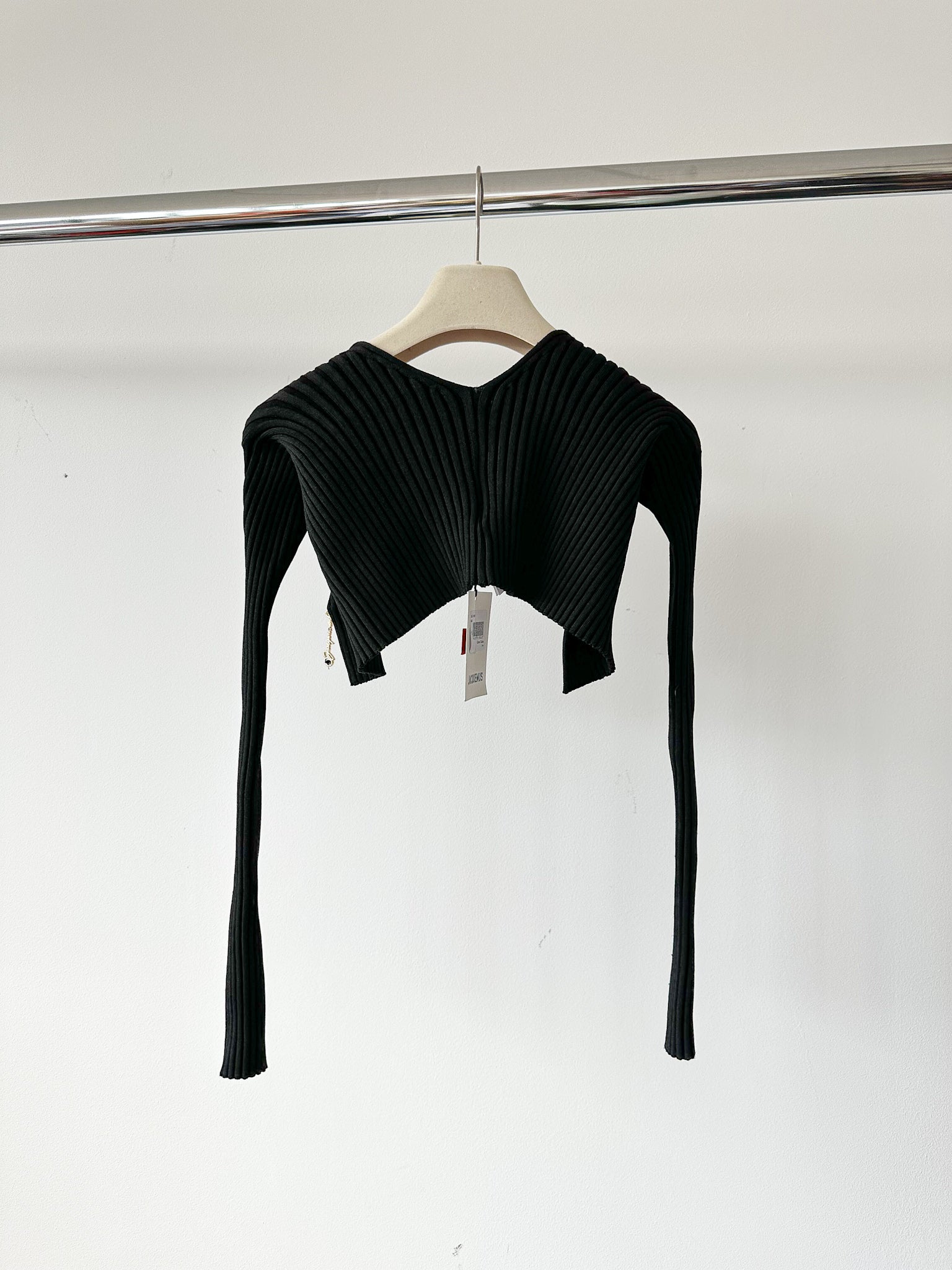Cardigan court à lien et pendentif logo noir Jacquemus La Maille Pralu