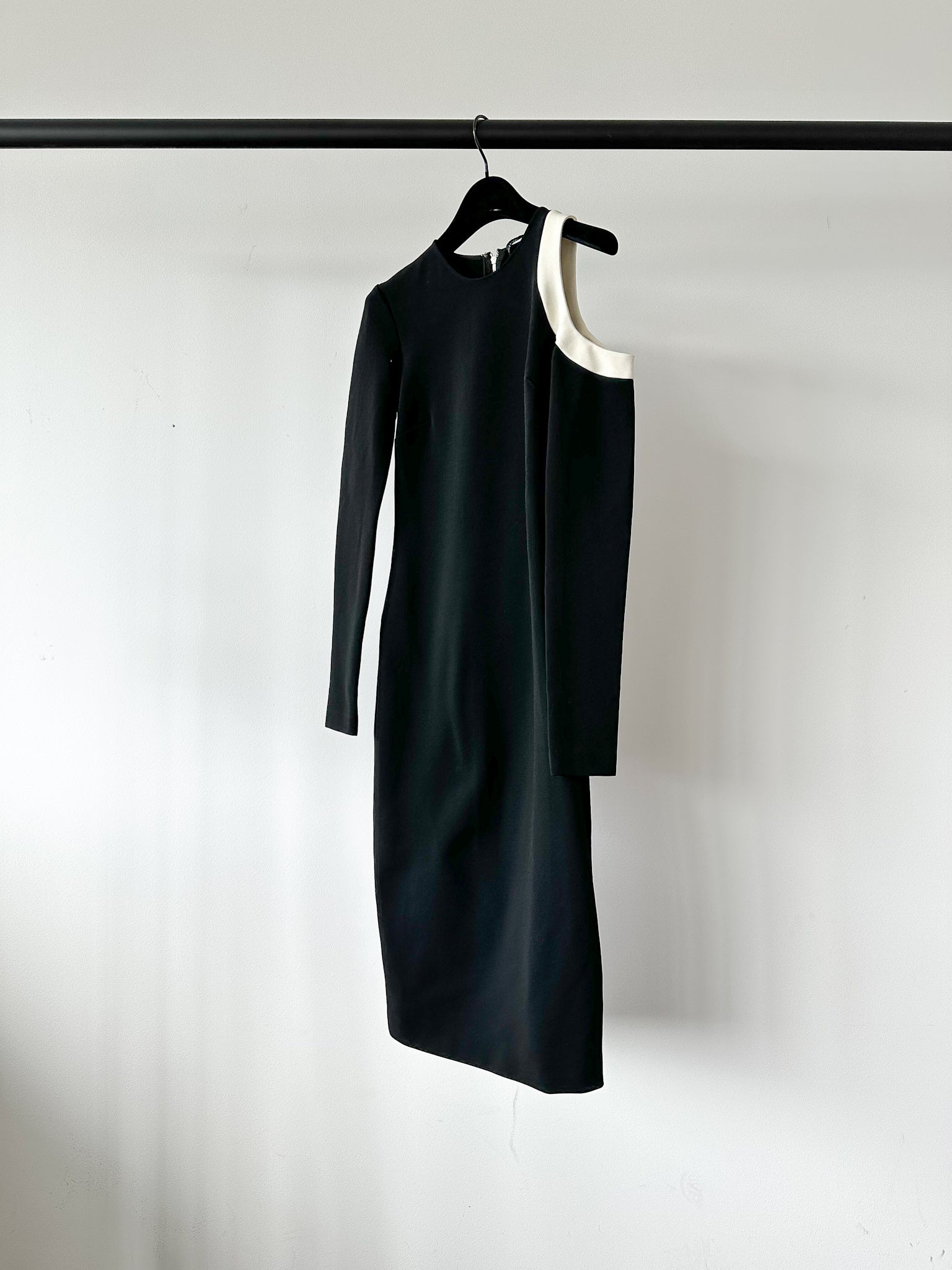 David Koma Black Cold Shoulder Long Sleeve Crepe Shift Dress – House Of Huntington