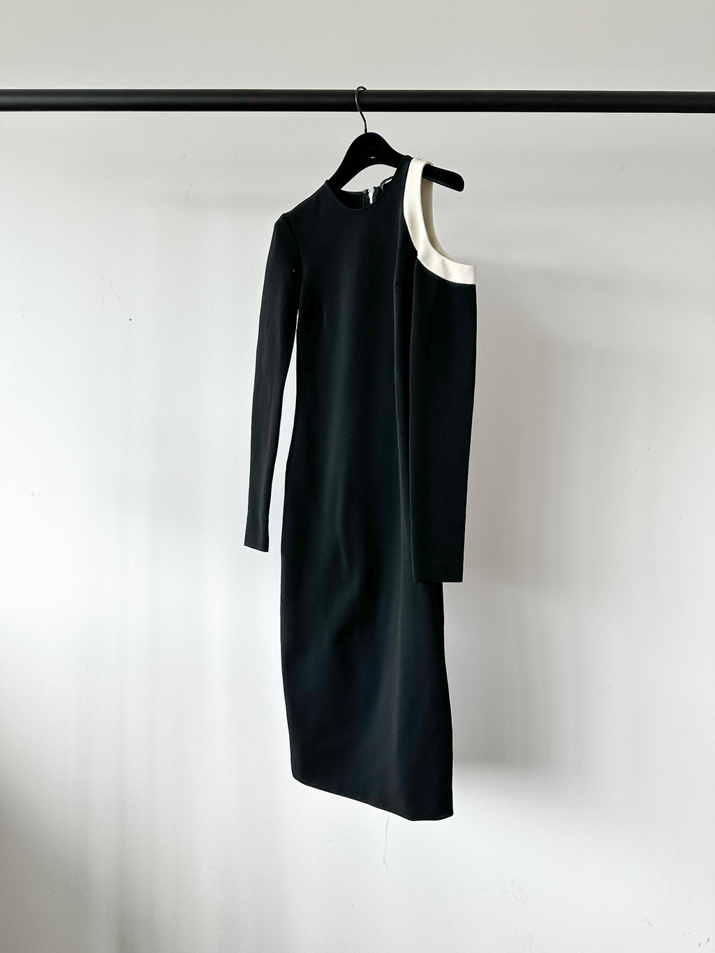 David Koma Black Cold Shoulder Long Sleeve Crepe Shift Dress - House Of Huntington