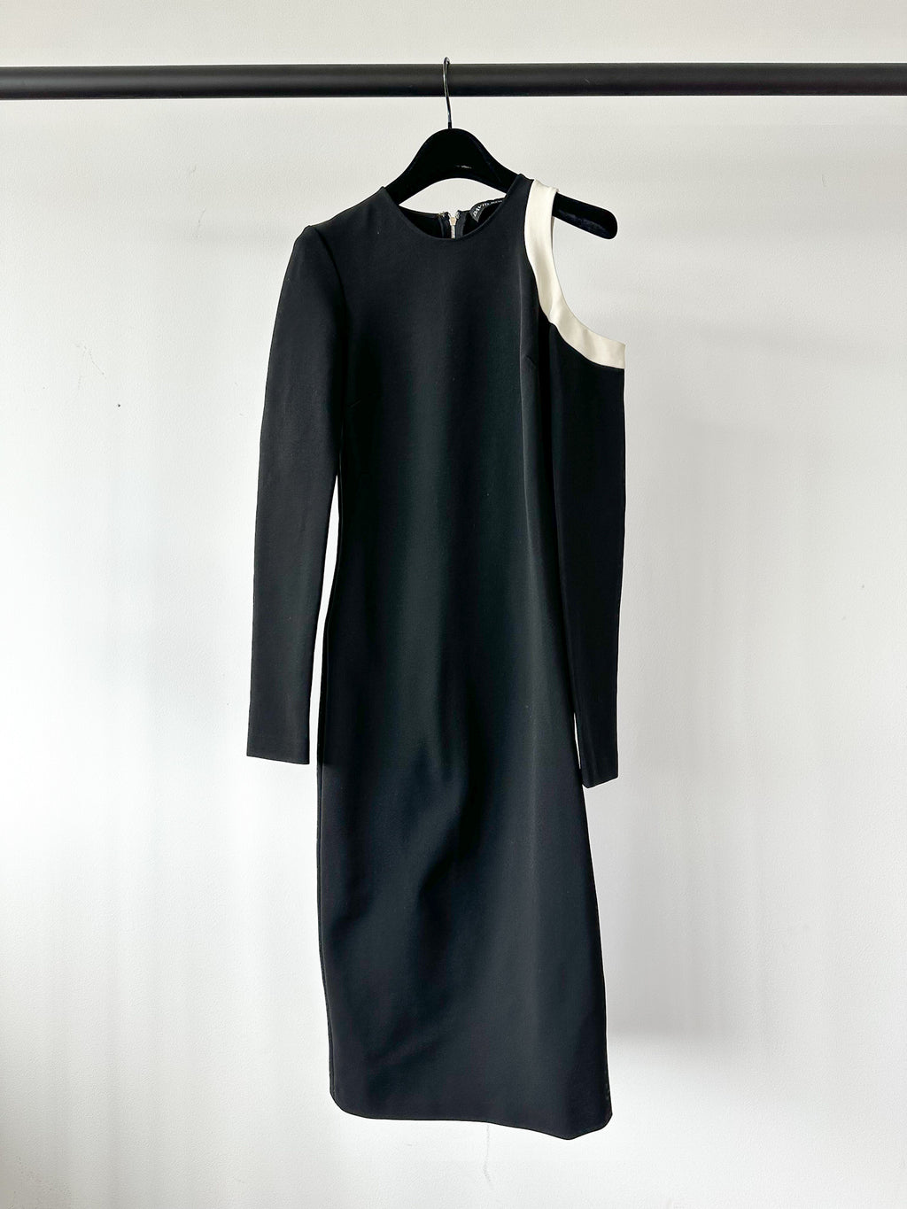 long sleeve crepe shift dress Black long-sleeve crepe dress
