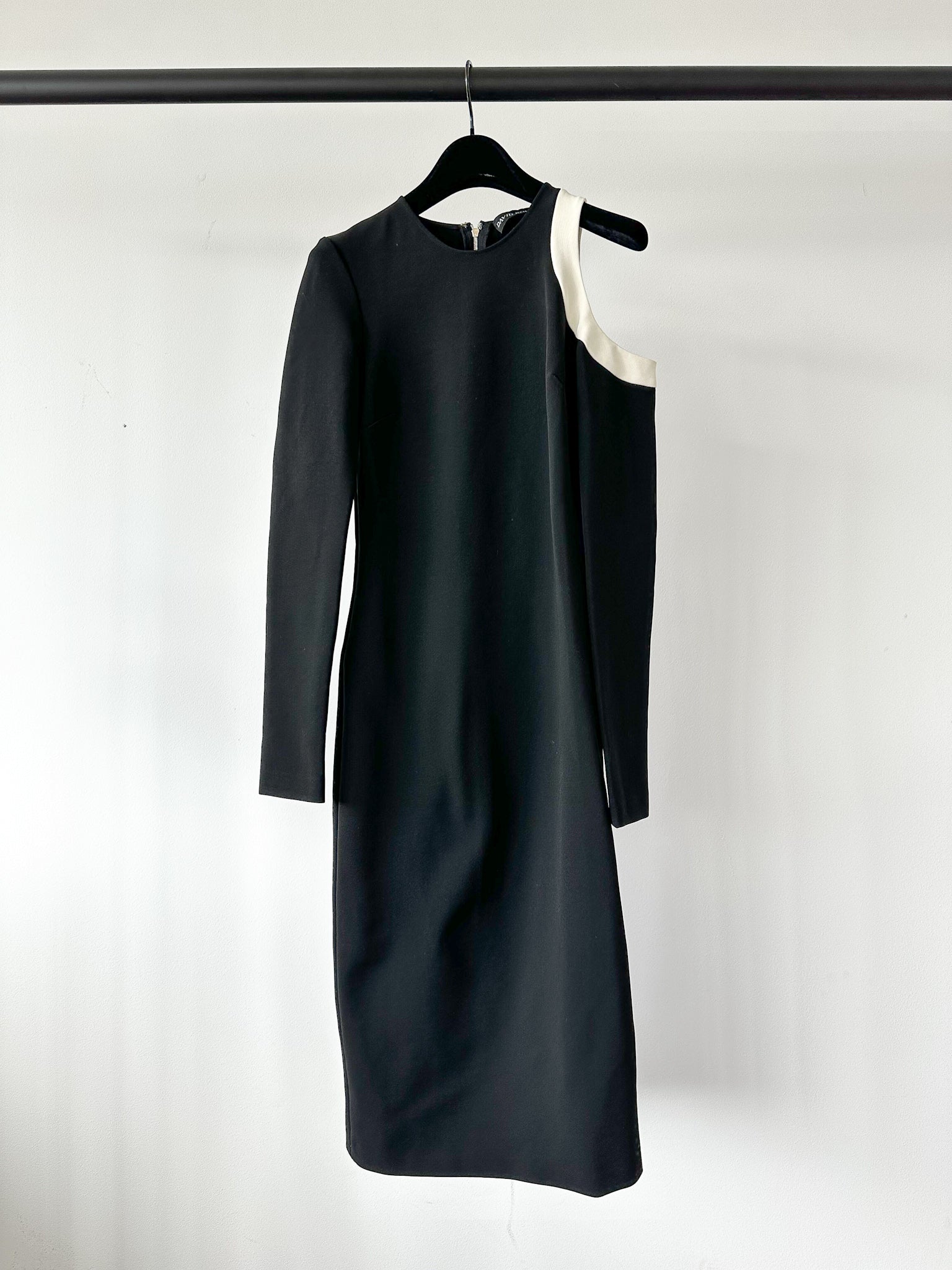David Koma Black Cold Shoulder Long Sleeve Crepe Shift Dress - House Of Huntington