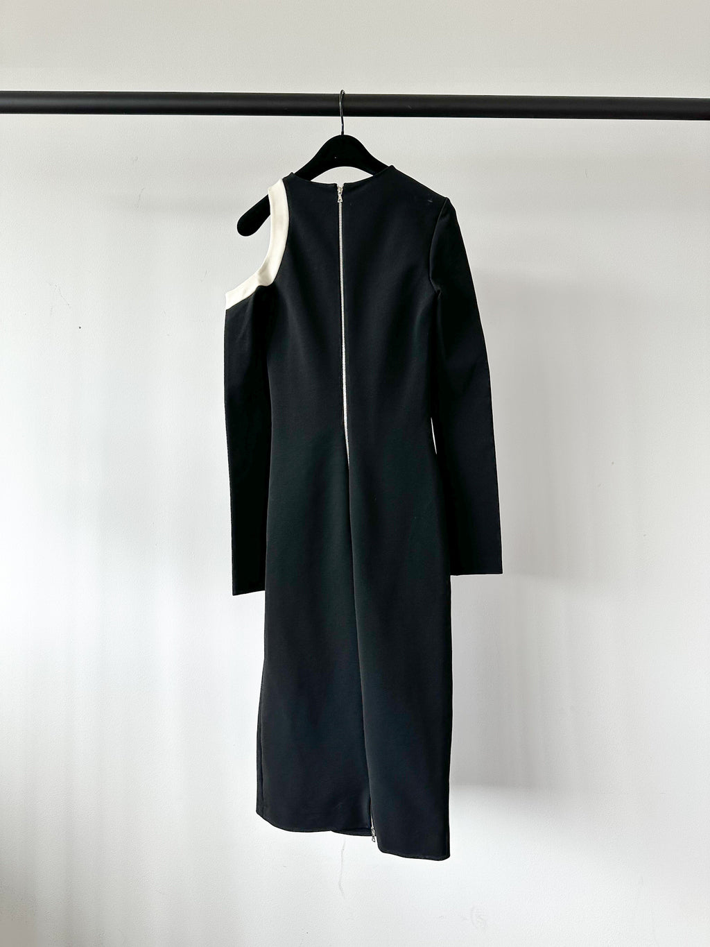 David Koma Black Cold Shoulder Long Sleeve Crepe Shift Dress - House Of Huntington