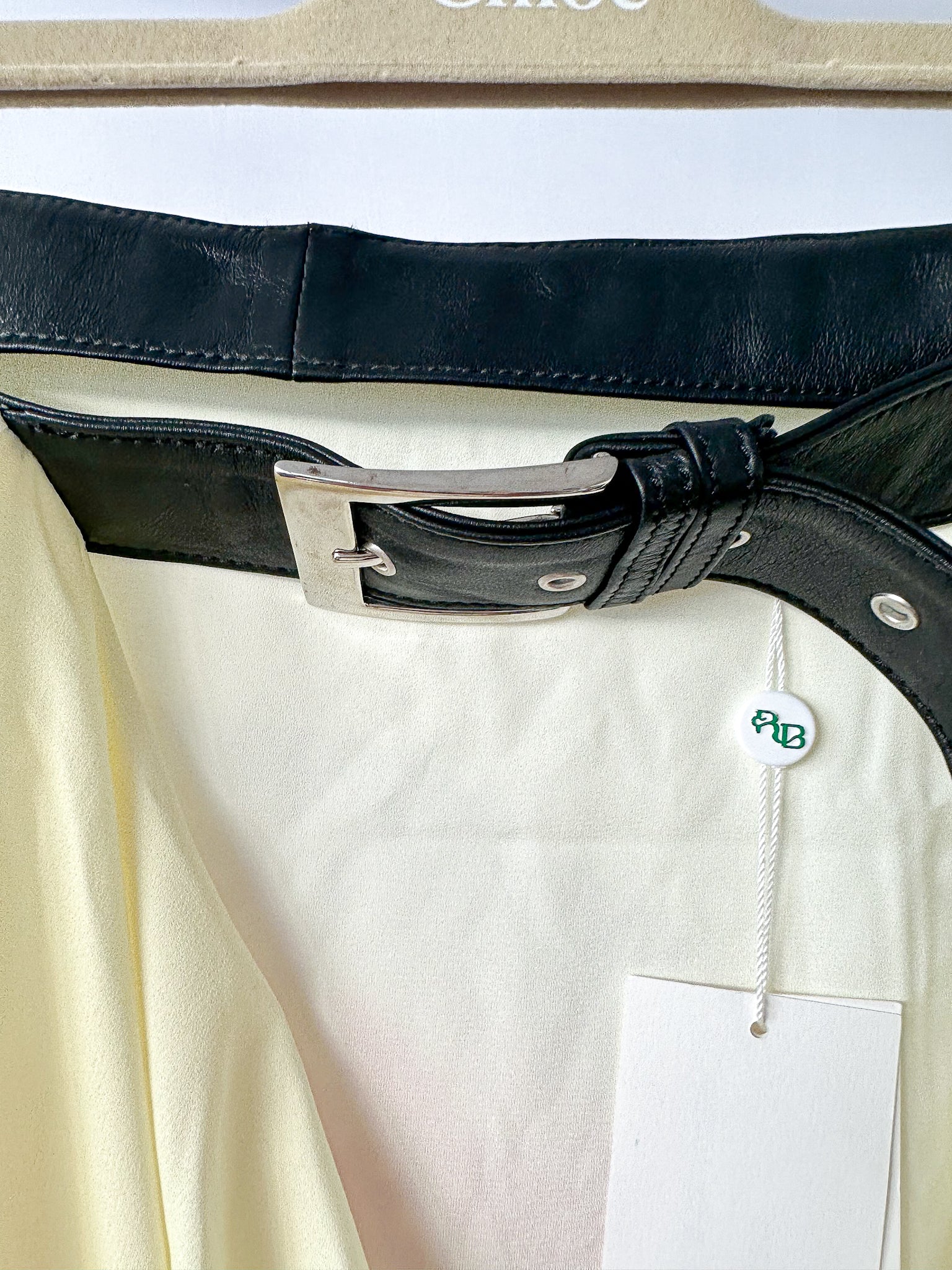 Trägerloses Maxikleid mit Orchideen-Print und Gürteldetail auf der Rückseite – Rat and Boa