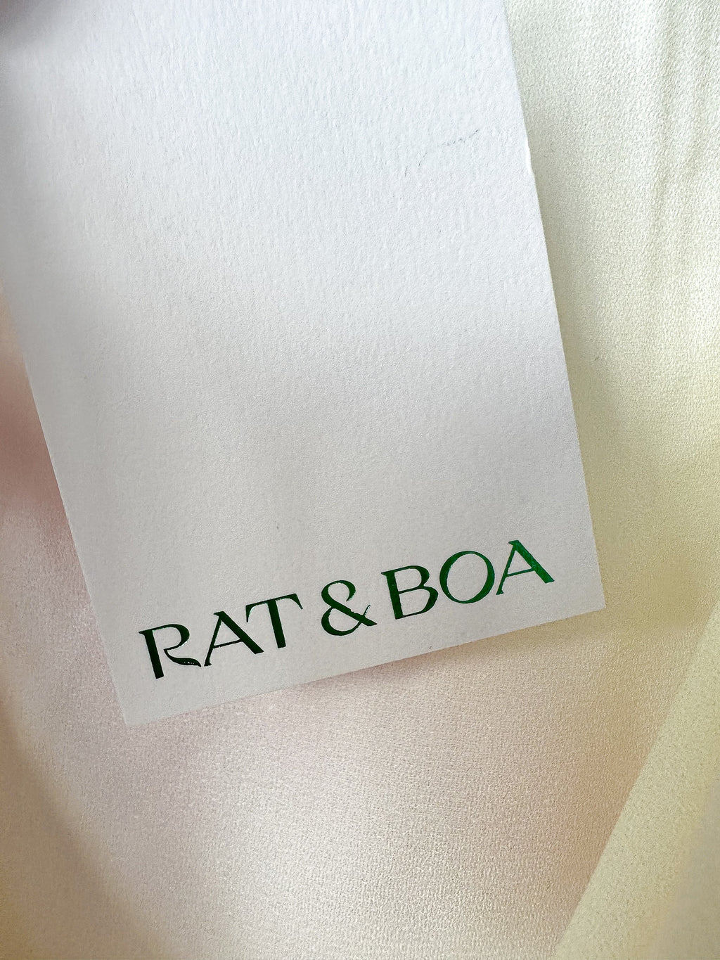 Trägerloses Maxikleid mit Orchideen-Print und Gürteldetail auf der Rückseite – Rat and Boa