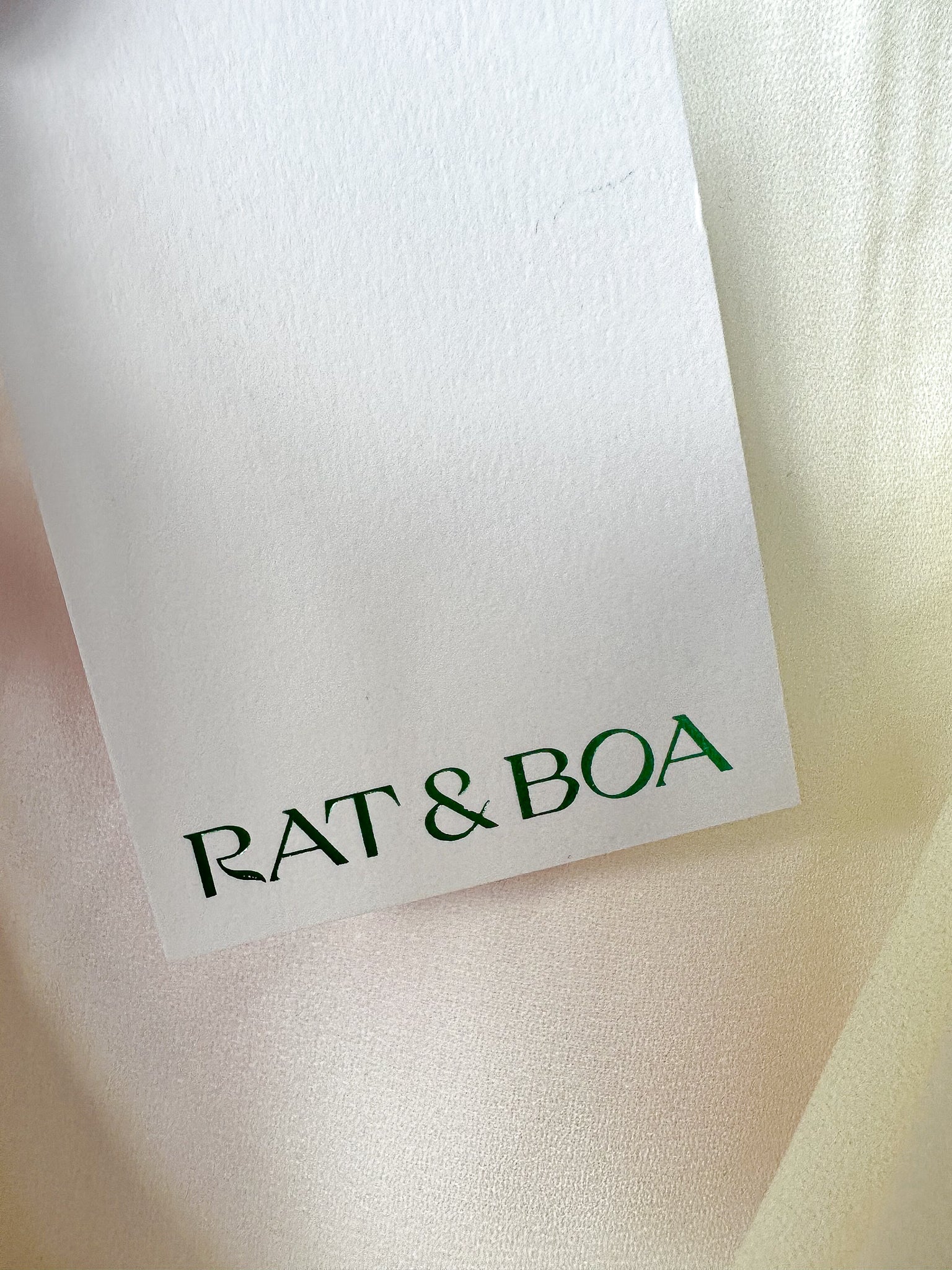 Trägerloses Maxikleid mit Orchideen-Print und Gürteldetail auf der Rückseite – Rat and Boa