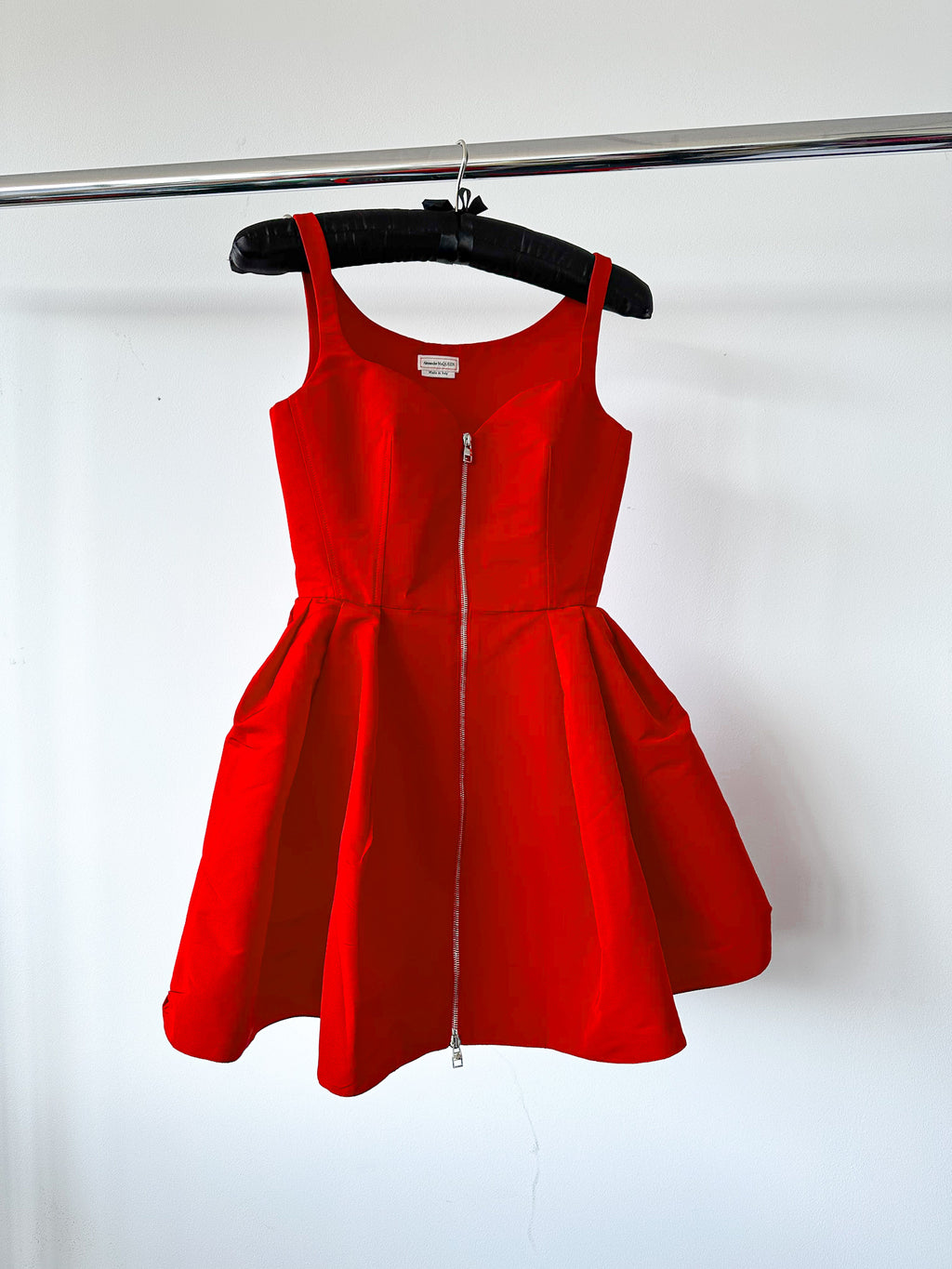 Robe courte évasée en taffetas rouge à col en cœur Alexander McQueen