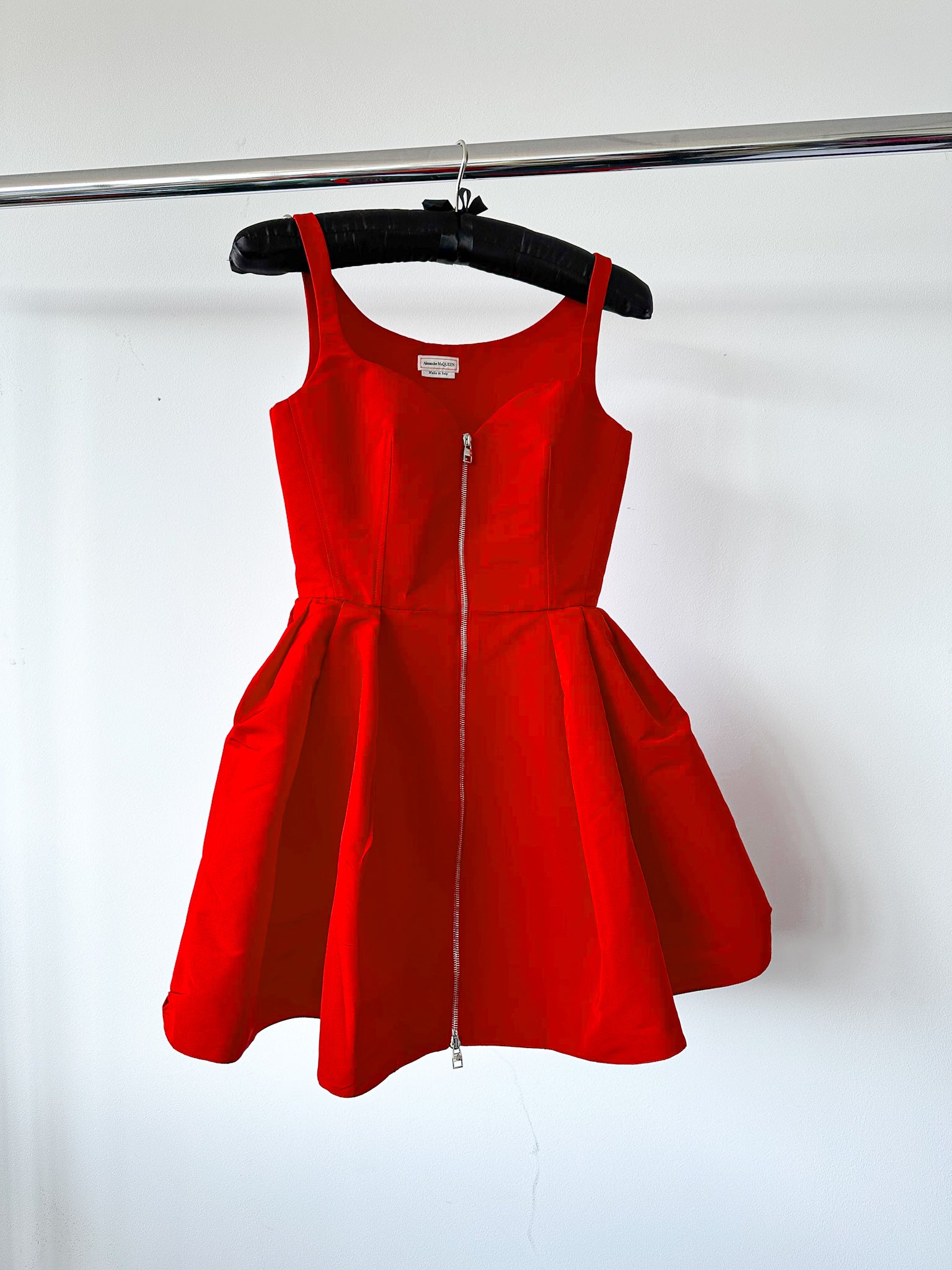 Robe courte évasée en taffetas rouge à col en cœur Alexander McQueen